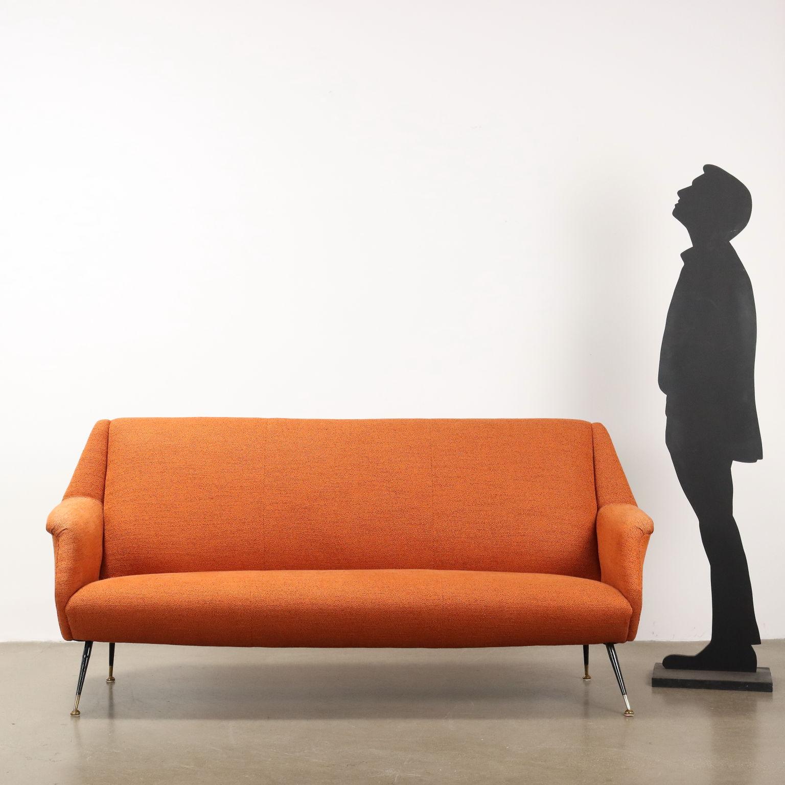 3-Sitzer-Sofa, Schaumstoffpolsterung, Stoffbezug, emaillierte Metallbeine mit Messingzwinge. Sehr guter Zustand.