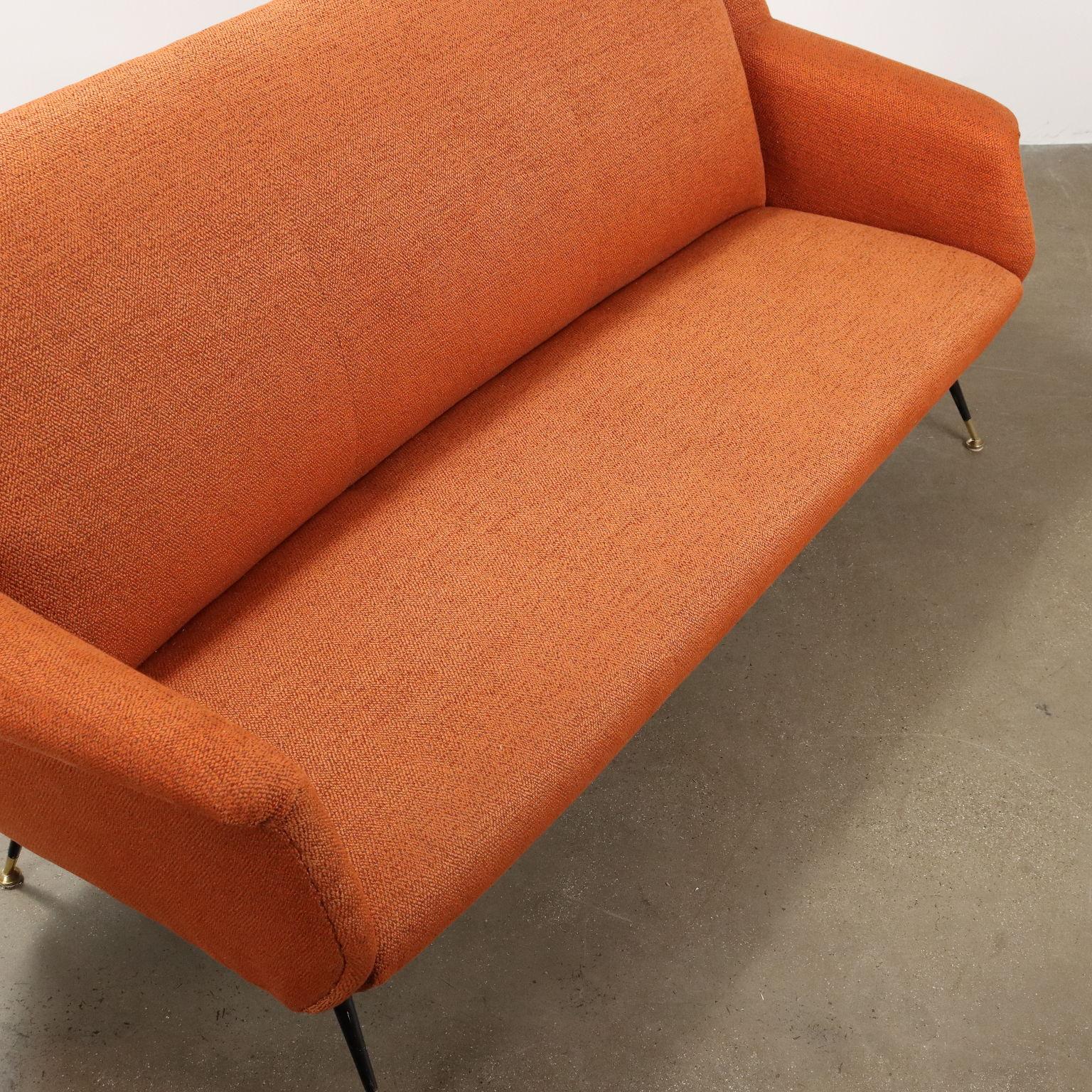 Restauriertes orangefarbenes Sofa aus den 50er und 60er Jahren im Zustand „Hervorragend“ im Angebot in Milano, IT