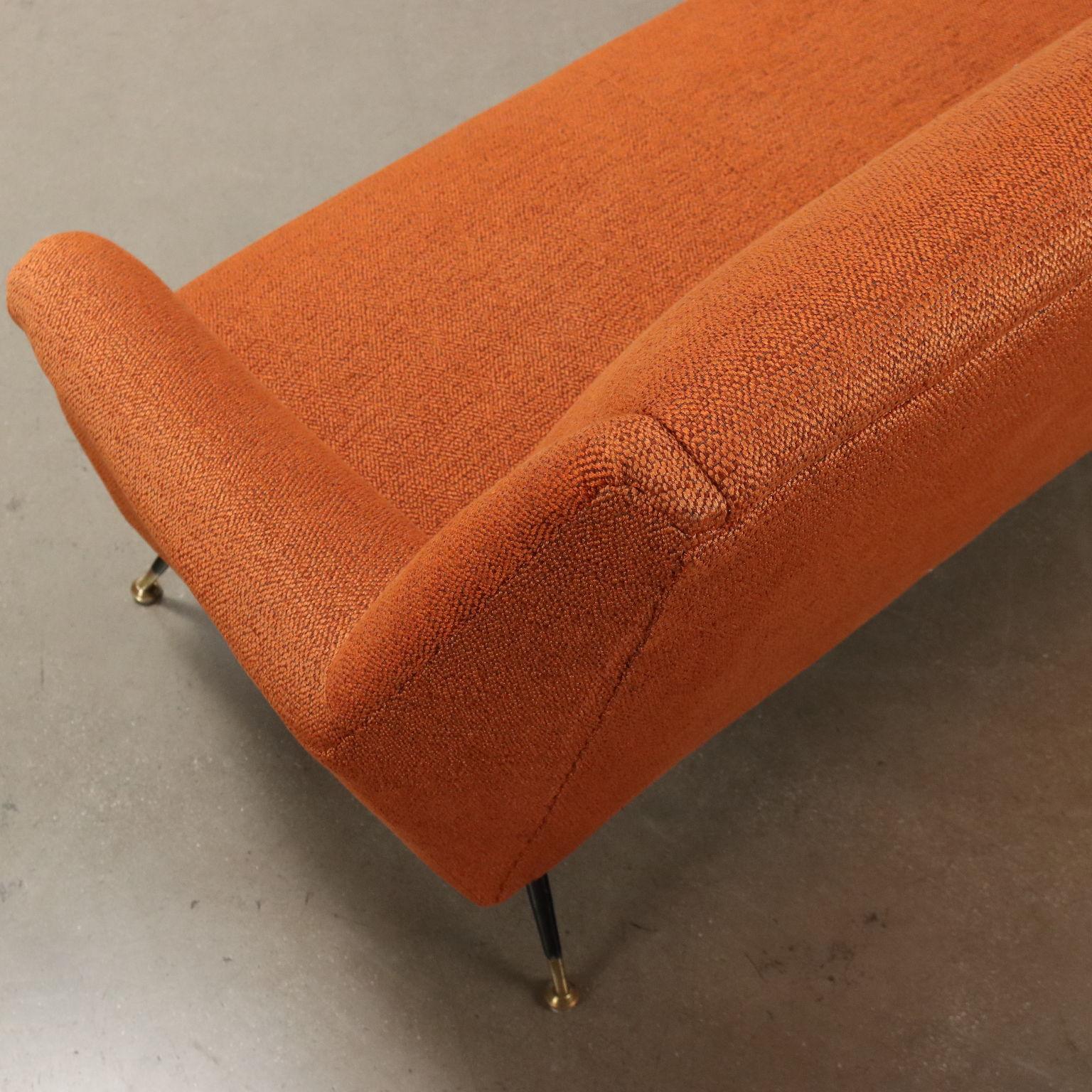 Restauriertes orangefarbenes Sofa aus den 50er und 60er Jahren (Mitte des 20. Jahrhunderts) im Angebot