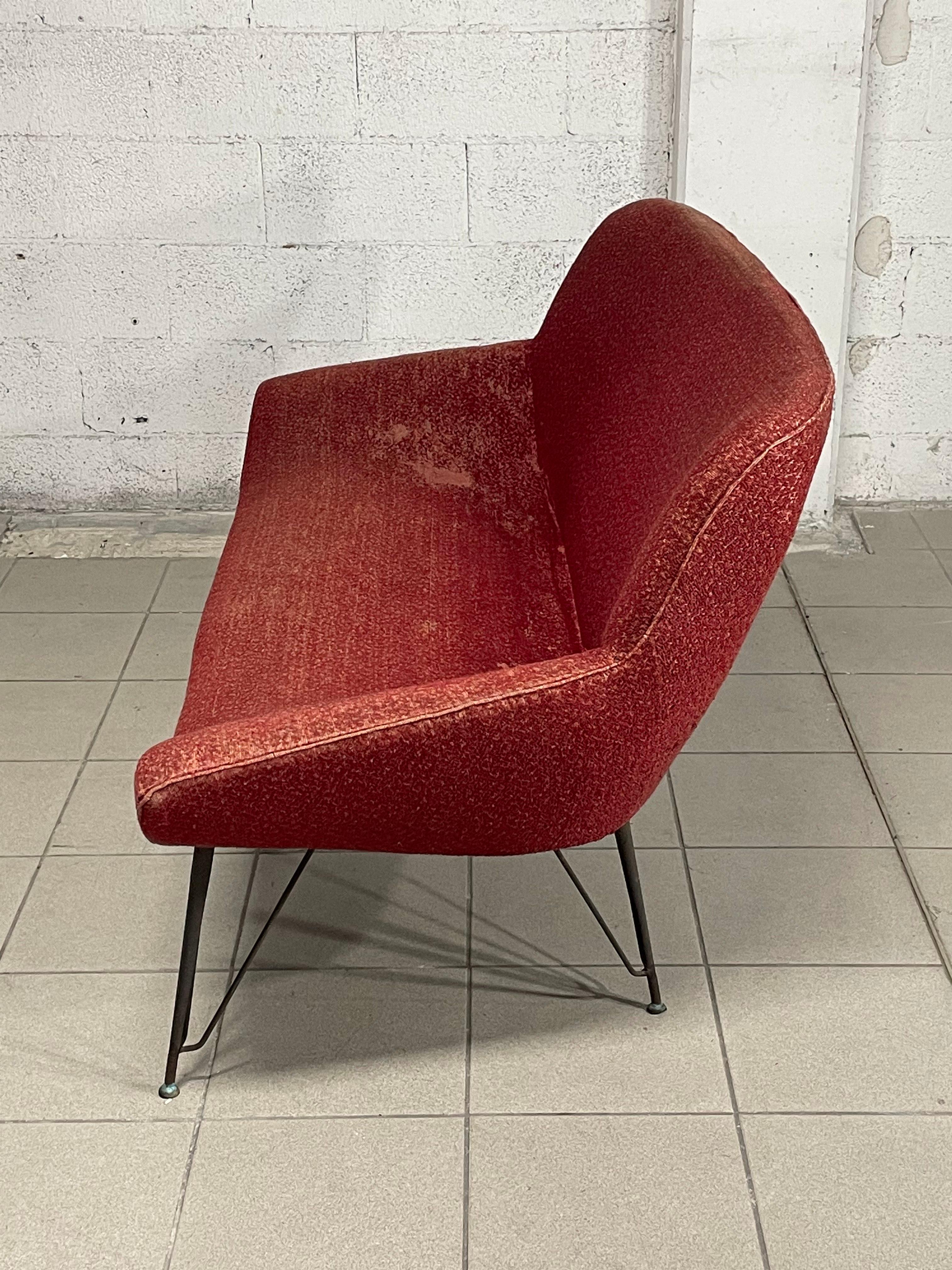 Canapé des années 1950 avec cadre en fer peint en noir et pieds en laiton.
Couverture originale en forme d'ours rouge.

Pour une meilleure performance de ce meuble, nous recommandons de remplacer le revêtement et le rembourrage.