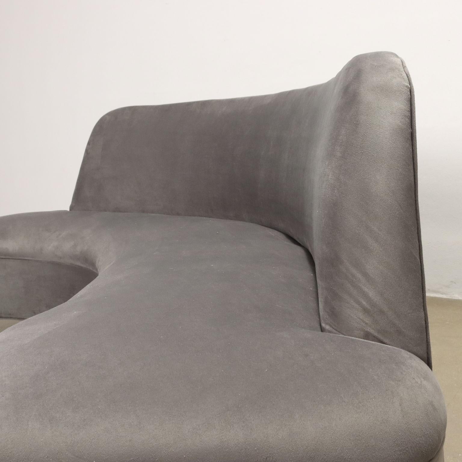 Mid-Century Modern 1950s bean-shaped sofa in gray velvet For Sale