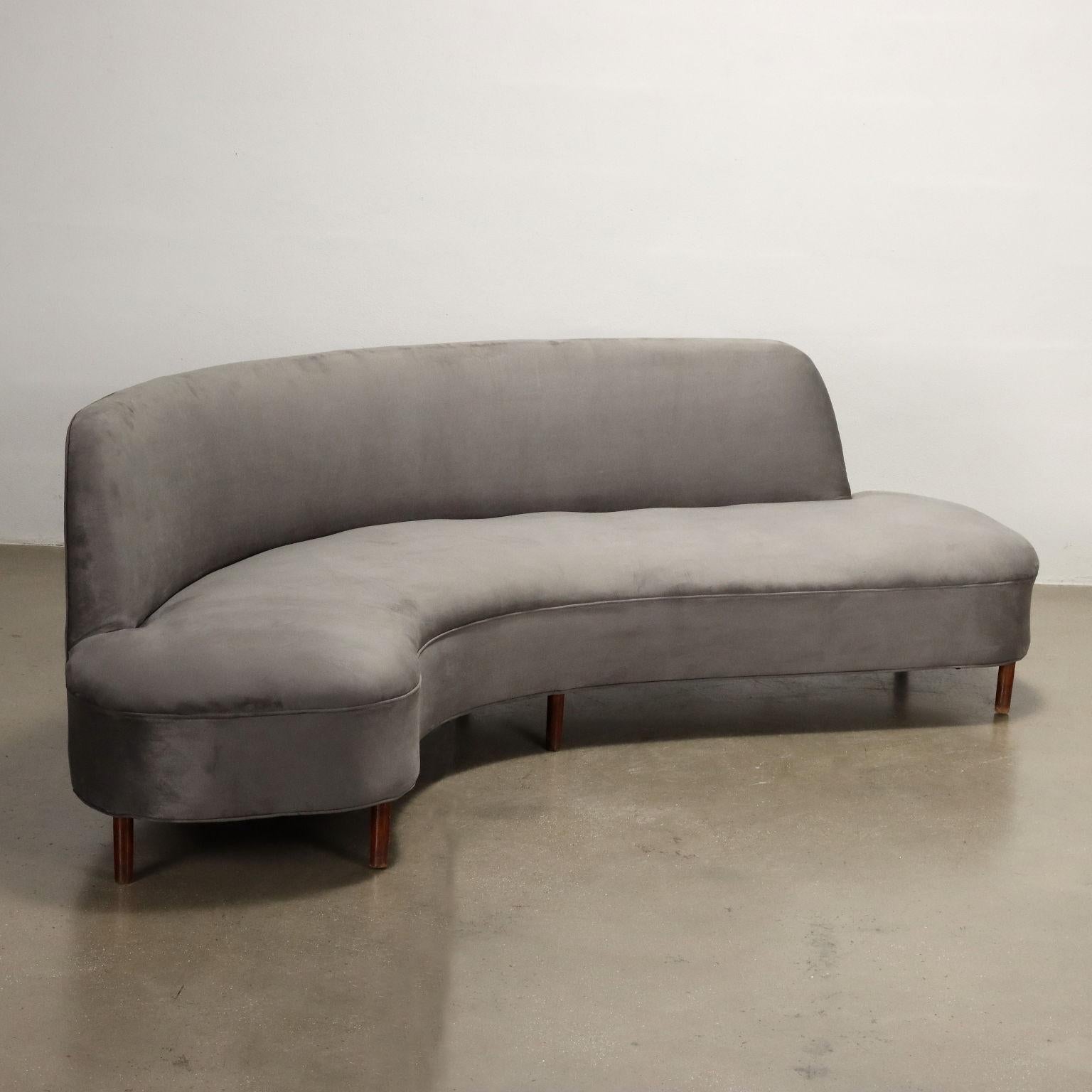 Italian 1950s bean-shaped sofa in gray velvet For Sale