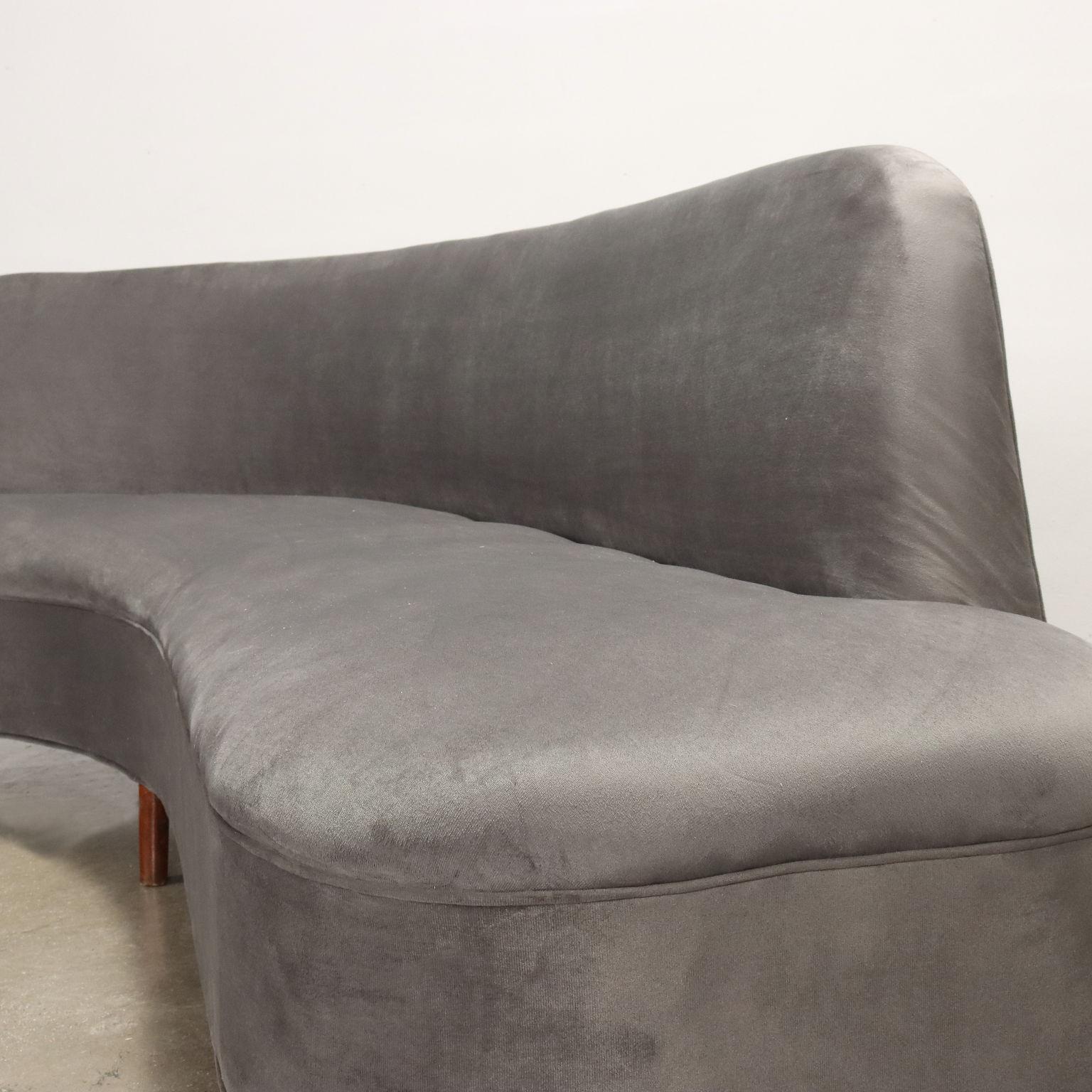 Canapé en forme de haricot des années 1950 en velours gris Bon état - En vente à Milano, IT