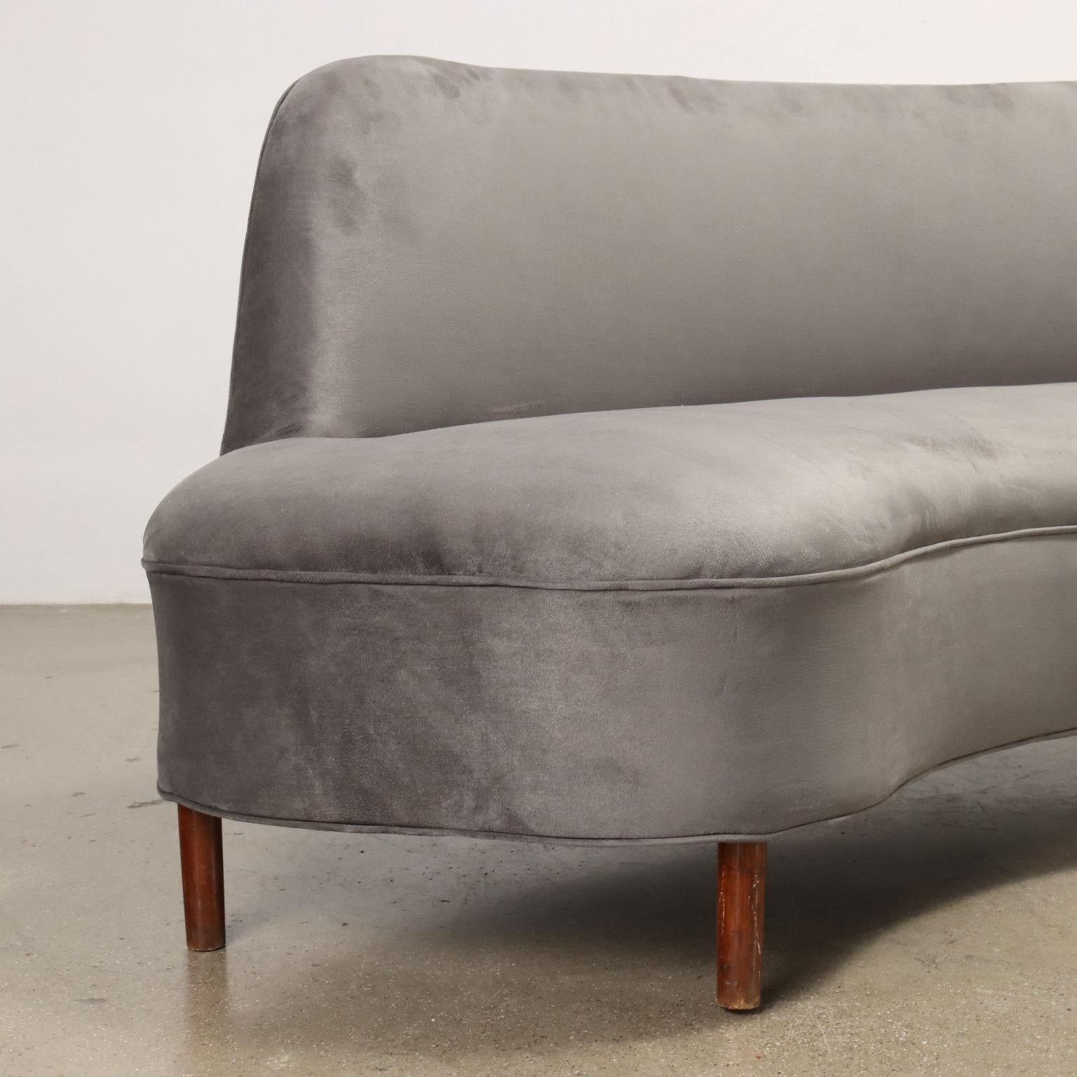 Mid-20th Century 1950s bean-shaped sofa in gray velvet For Sale