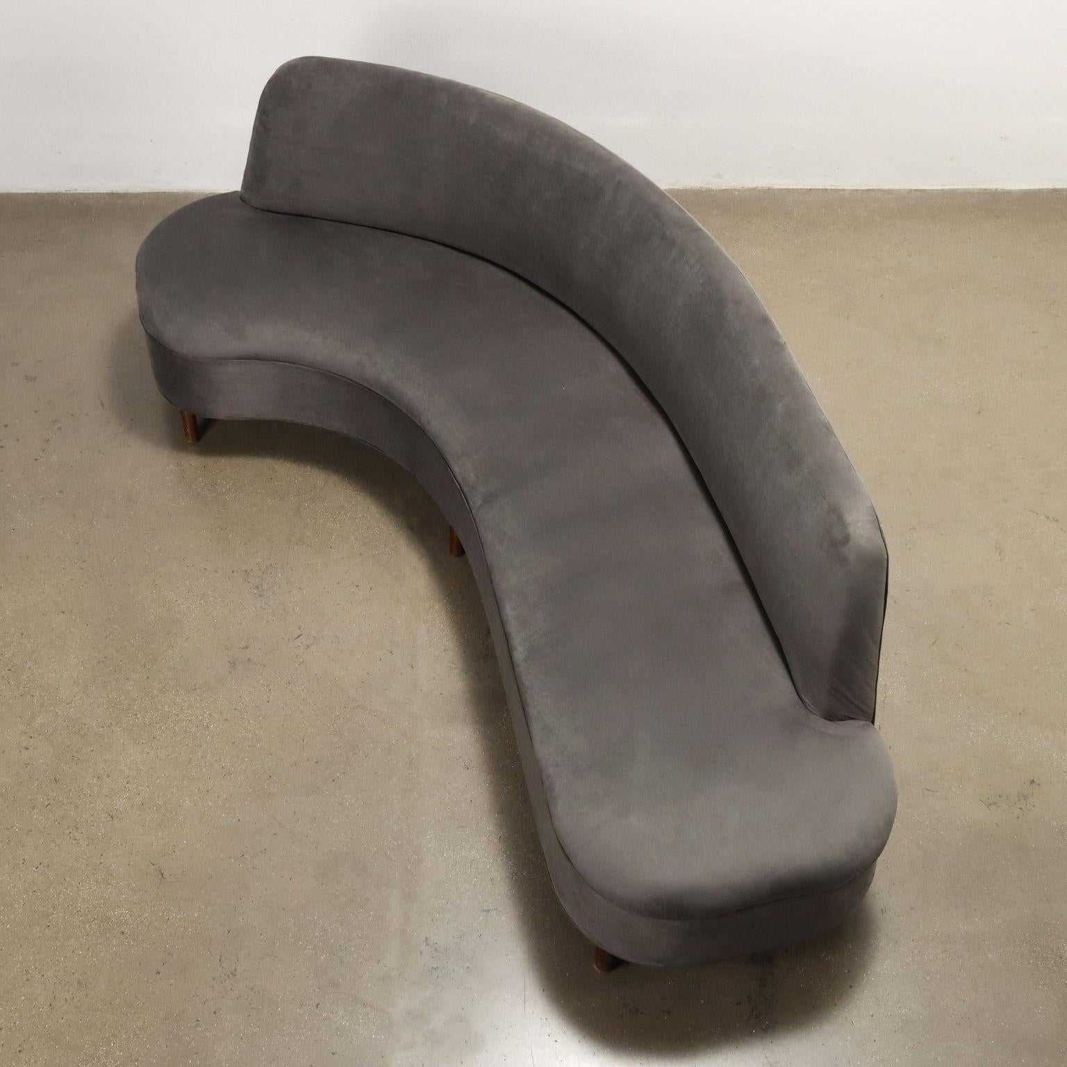 Velvet 1950s bean-shaped sofa in gray velvet For Sale