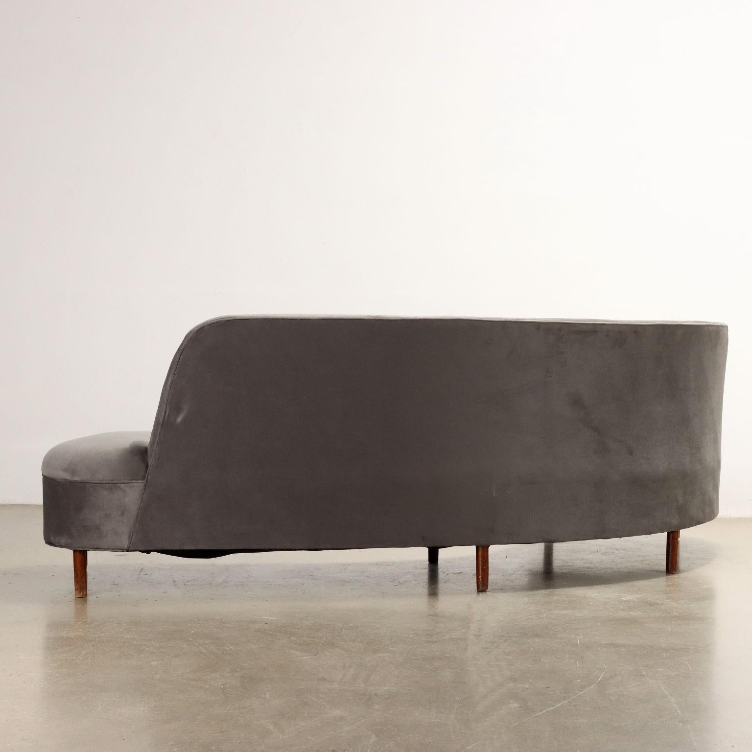 1950s bean-shaped sofa in gray velvet For Sale 1