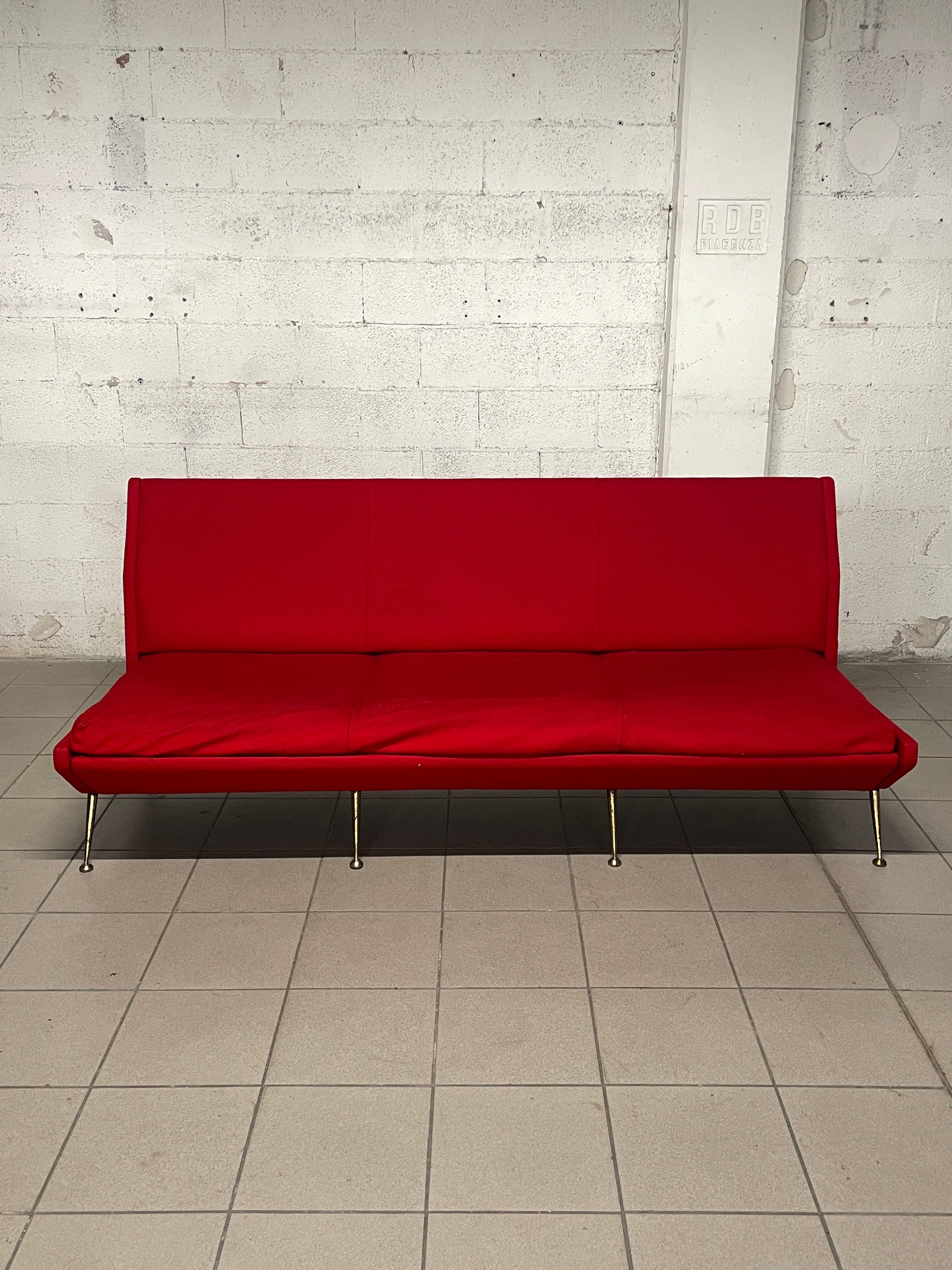 Sofá de fabricación italiana de los años 60

Estructura tapizada en tela roja con pies de latón.
Hay una pequeña rotura en el respaldo.

La estructura del asiento es de láminas, por lo que el sofá puede transformarse en cama de invitados si es