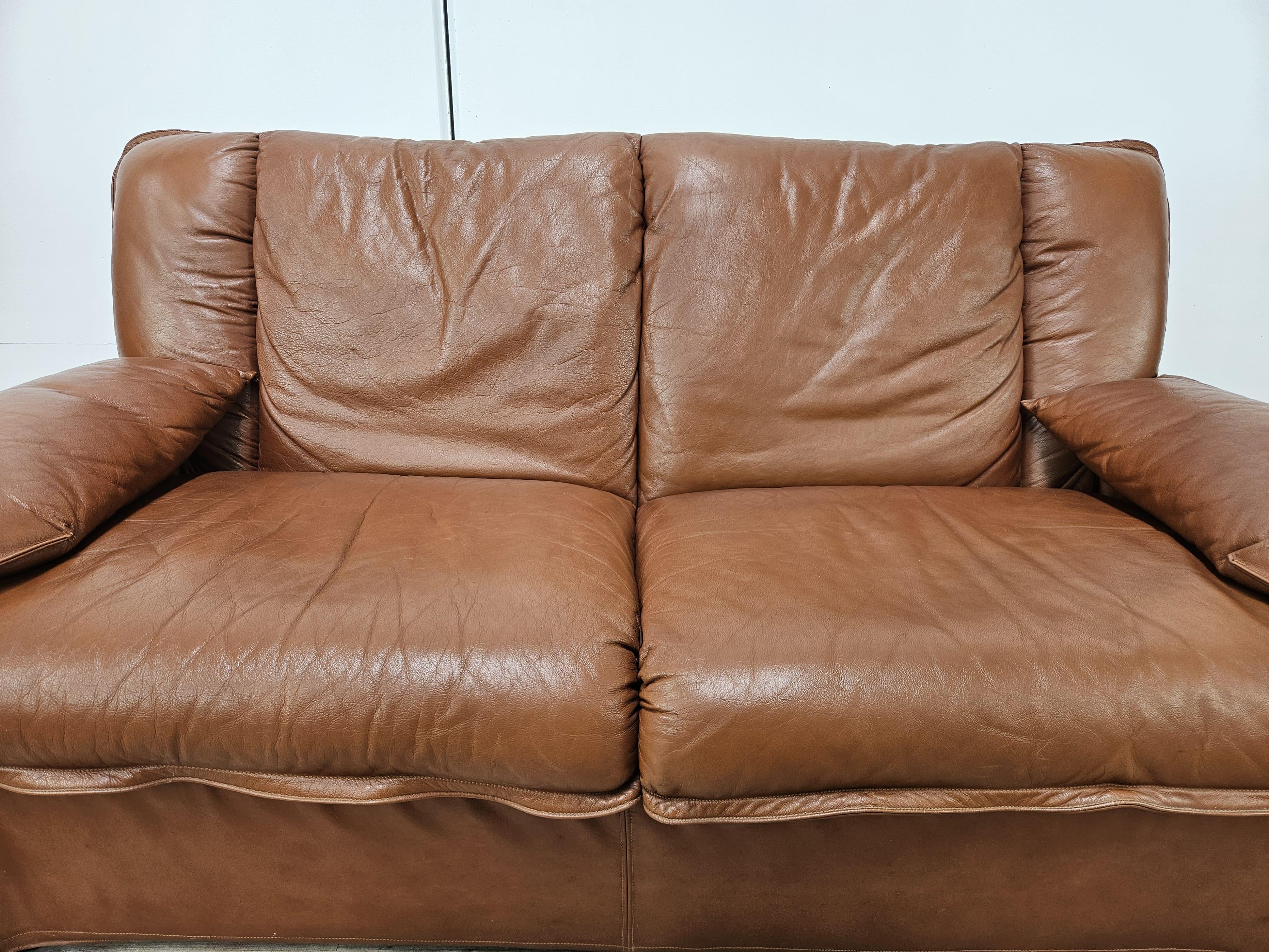 Late 20th Century Divano anni '70 di Estasis Salotti in pelle marrone con braccioli