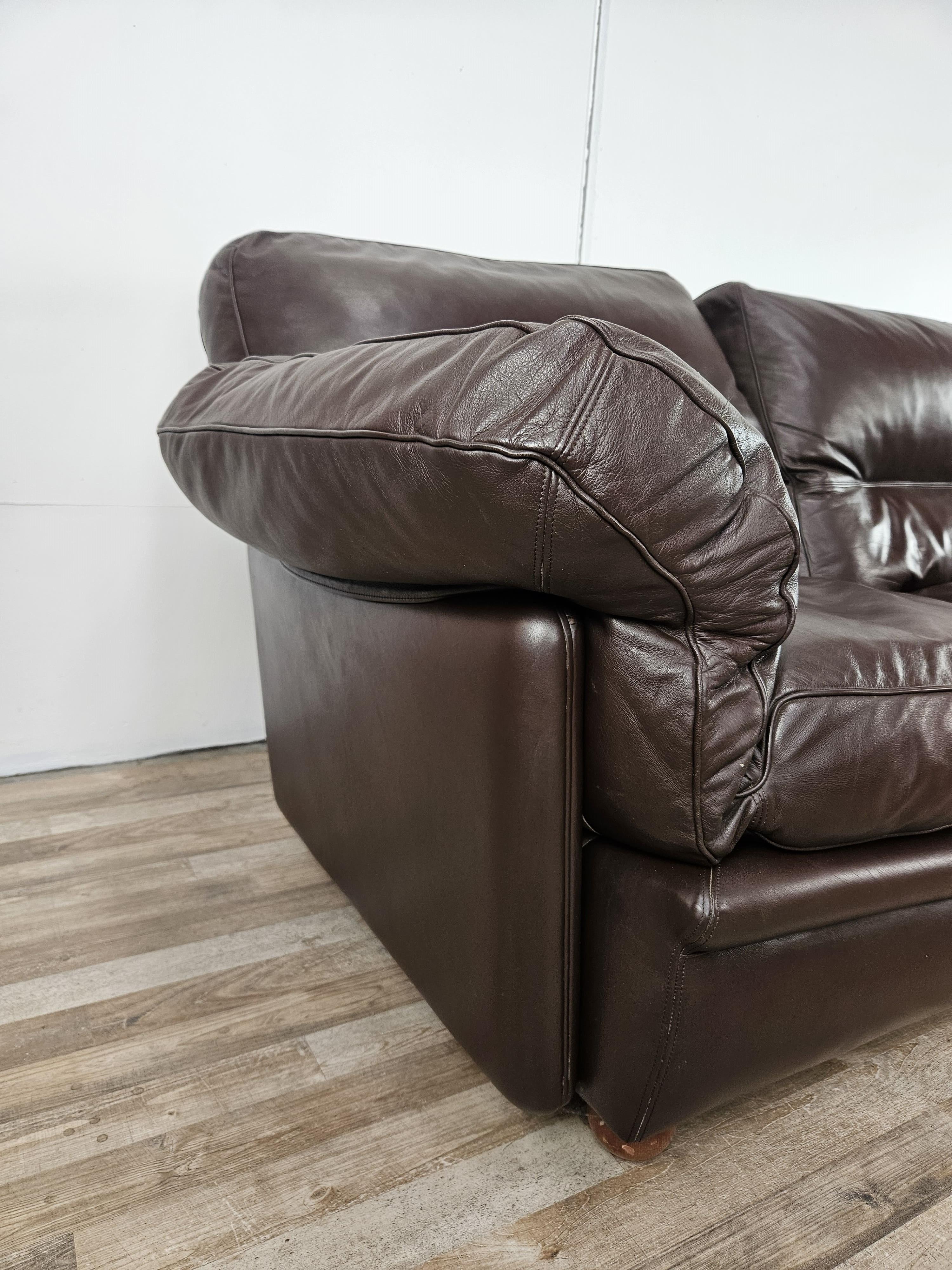 Elegante divano in pelle marrone testa di moro con tre ampie e comode sedute.

Cuscini imbottiti morbidi ed accoglienti, perfetti per un momento di relax in una sala d'attesa o in un moderno soggiorno.

I cuscini sono forati con la scritta 'FRAU'