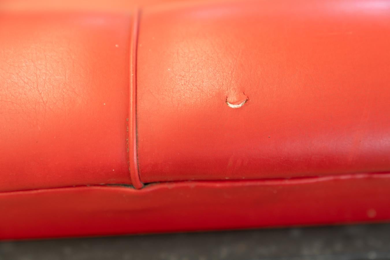 Canapé rouge des années 70 en vente 2