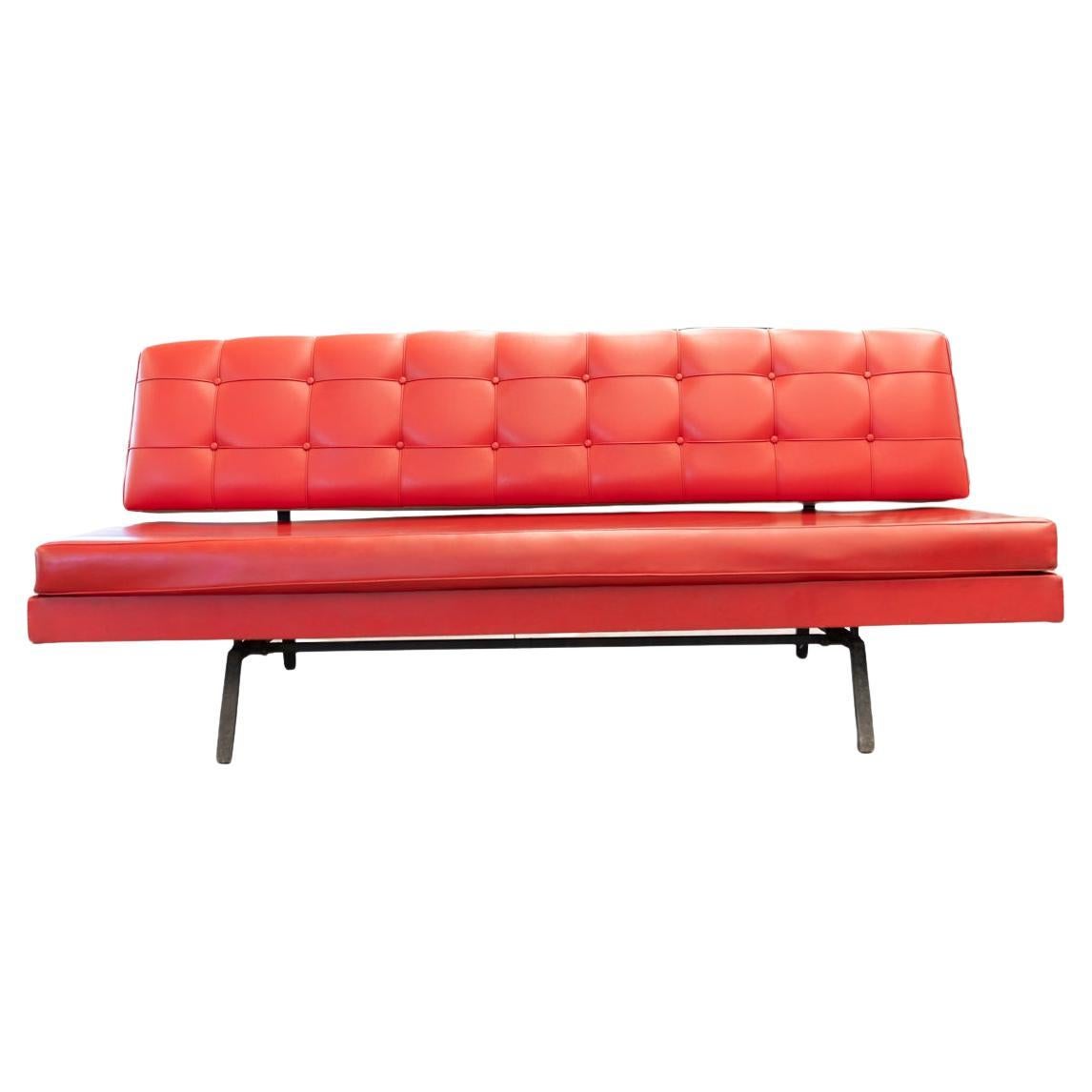 Rotes 70er-Jahre-Sofa