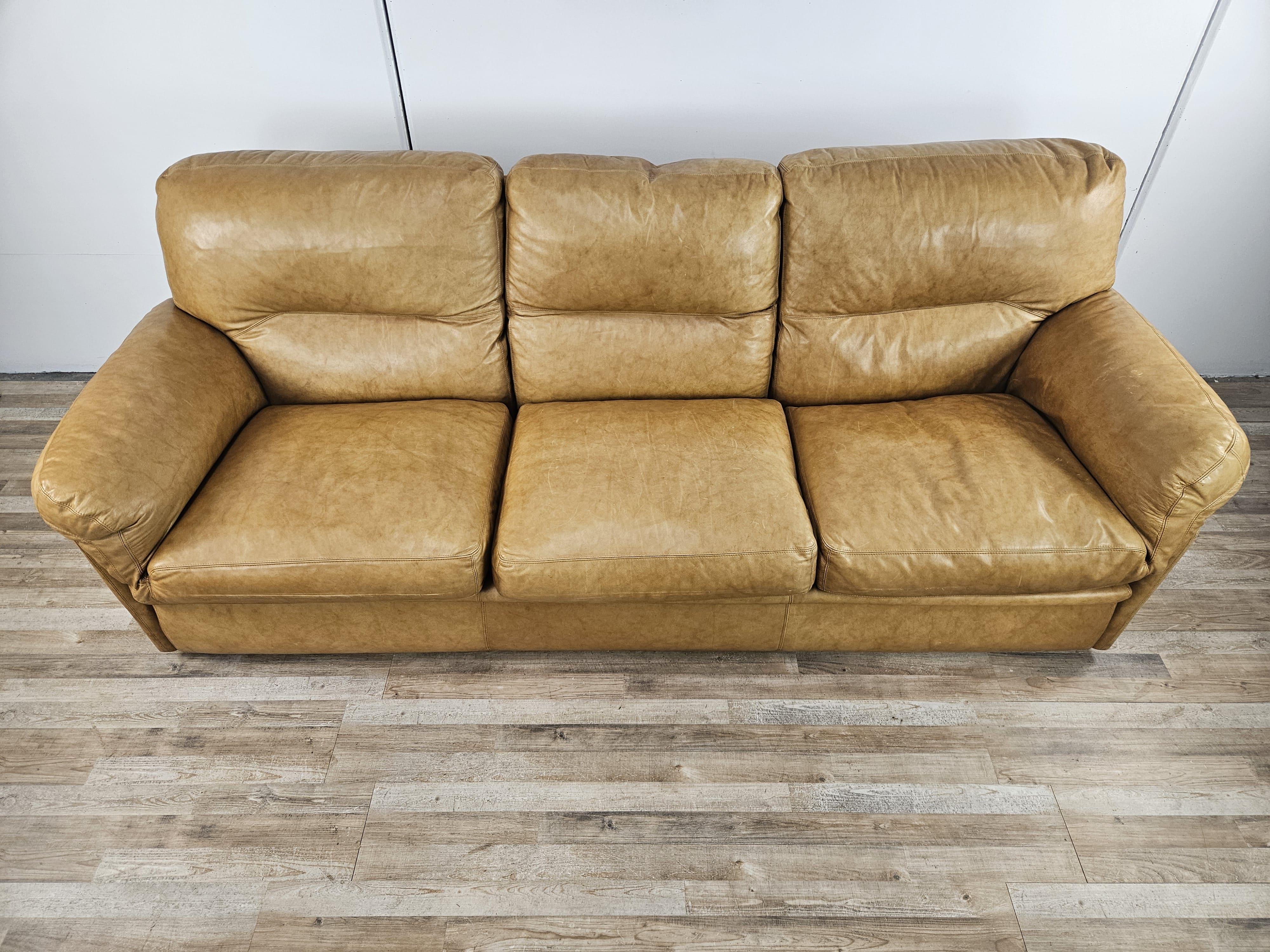 Three-seater camel-colored leather sofa from the early 1970s, of high Italian workmanship and quality.

The cushions underneath all have removable and removable covers; the seat cushions are attached by fabric loops.

Available for two matching