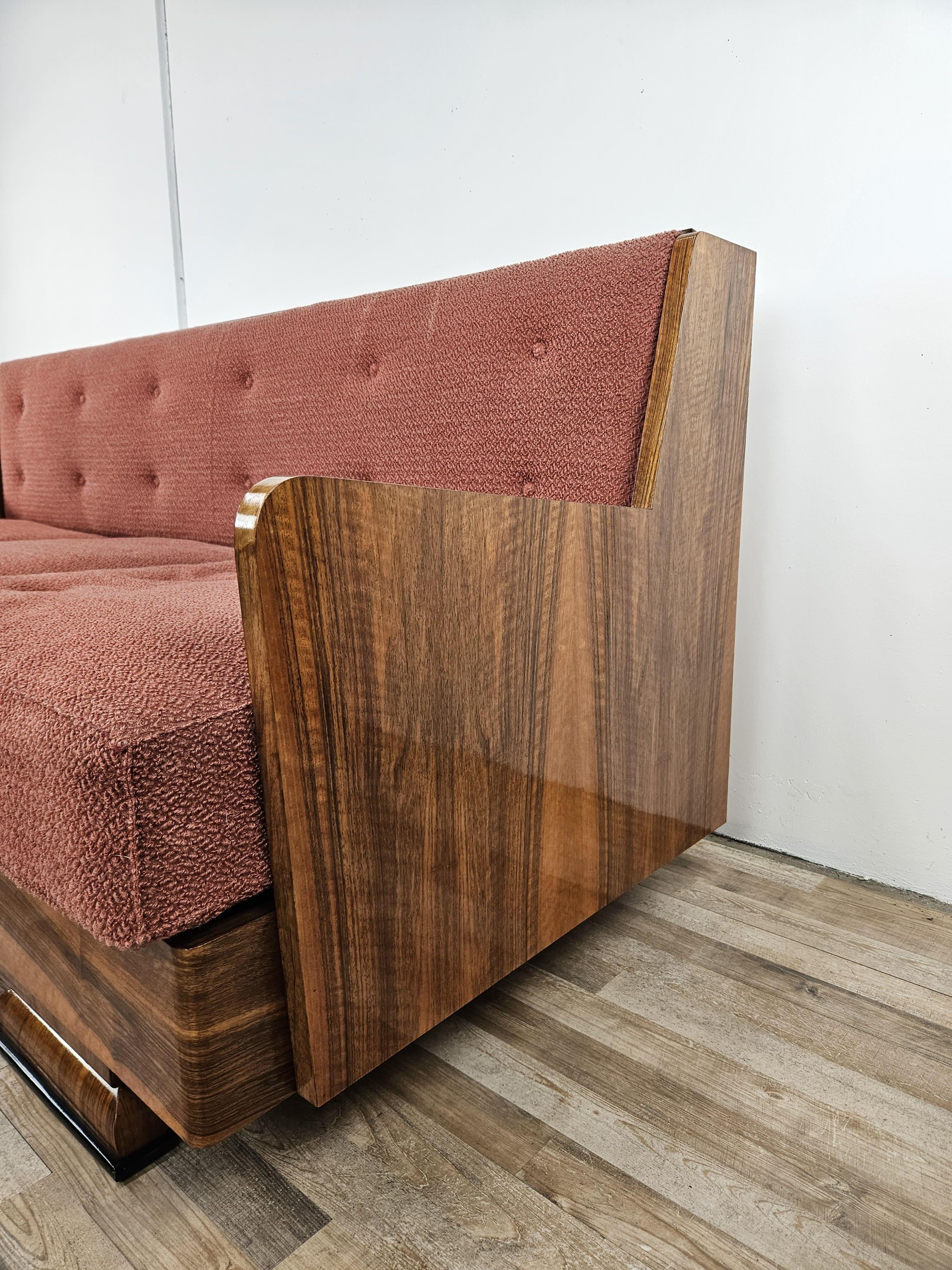 Comodo ed elegante divano Art Decò anni '40 di produzione Austriaca con struttura in radica di noce e cuscini imbottiti in stoffa rossa.

La particolarità del divano è la zona contenitore posta sotto la seduta, apribile grazie ad una maniglia, molto