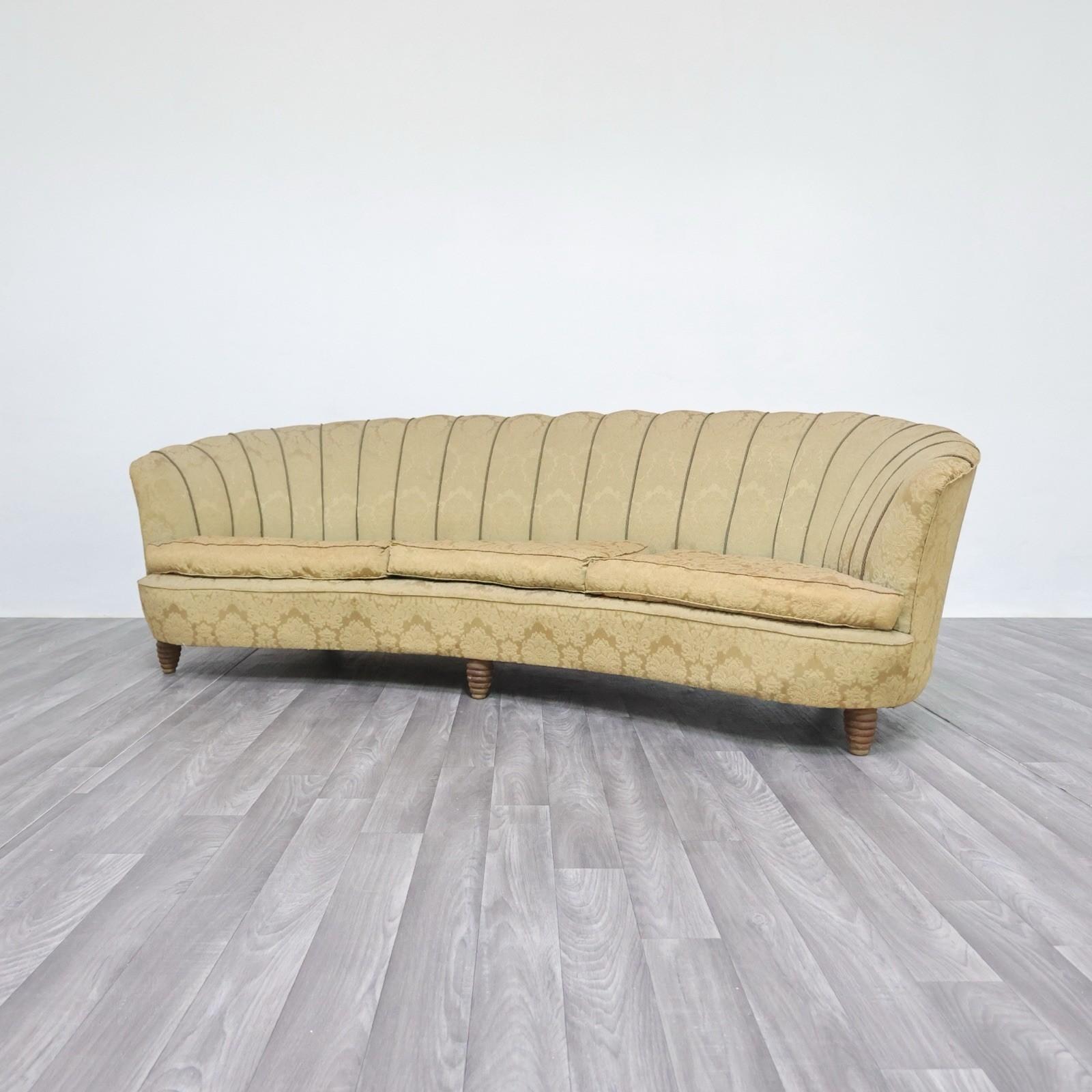 Elegantes italienisches Sofa aus den 50er Jahren, das Gio Ponti für Casa & Giardino zur Verfügung gestellt wurde. Das Design zeichnet sich durch eine geradlinige Schienenkonstruktion aus, die durch die Arbeit an vertikalen Kanälen die geschwungene