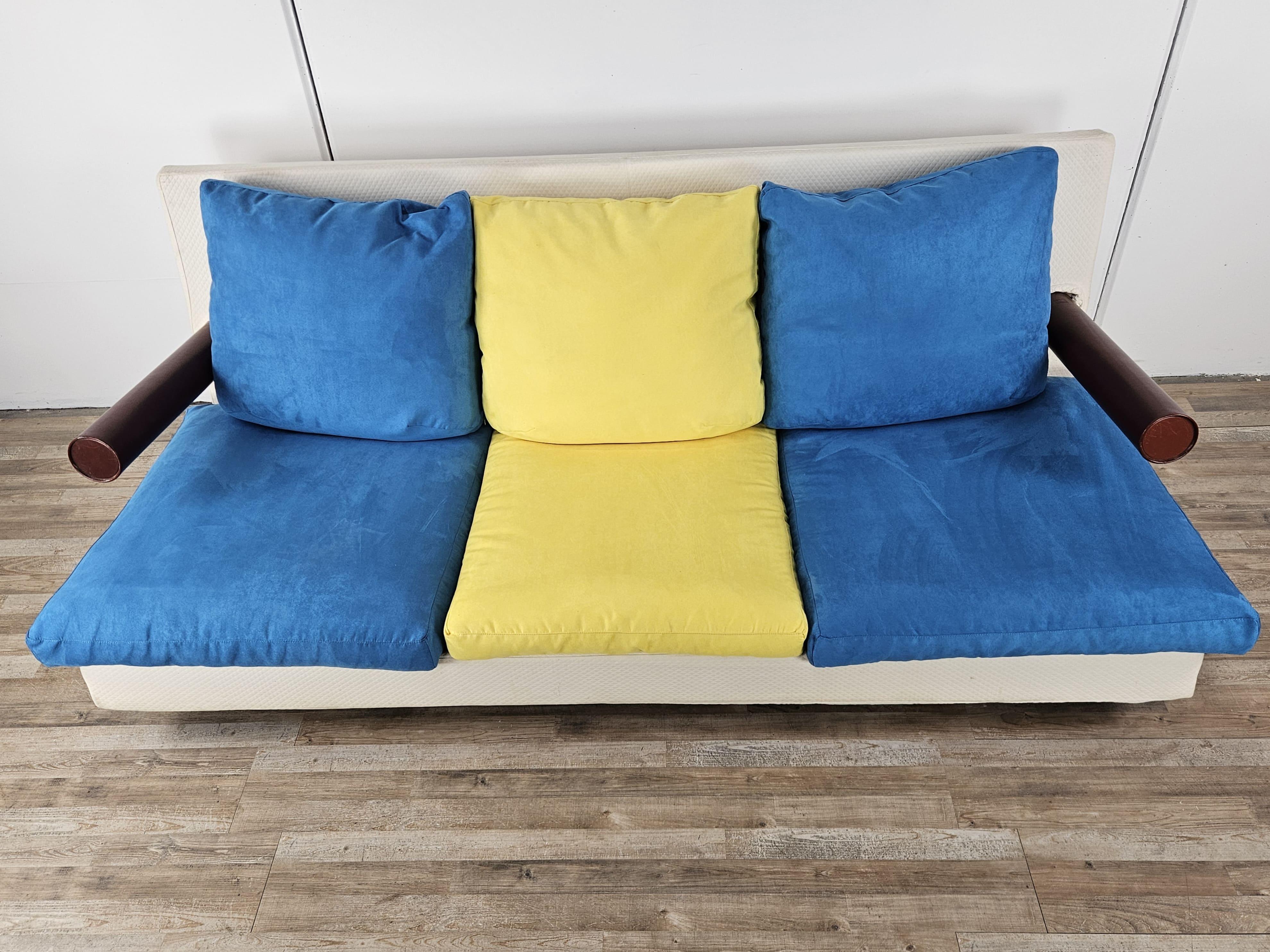 Italienisches Design-Sofa, hergestellt von B&B Italia nach einem Entwurf von Antonio Citterio, um 1986.

Ein modernes und attraktives Möbelstück, das sich in jede Art von Umgebung einfügen lässt, von modern bis antik.

Die cremefarbene Polsterung