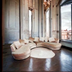 Divano Boomerang in velluto rosa antico cangiante, design anni '50