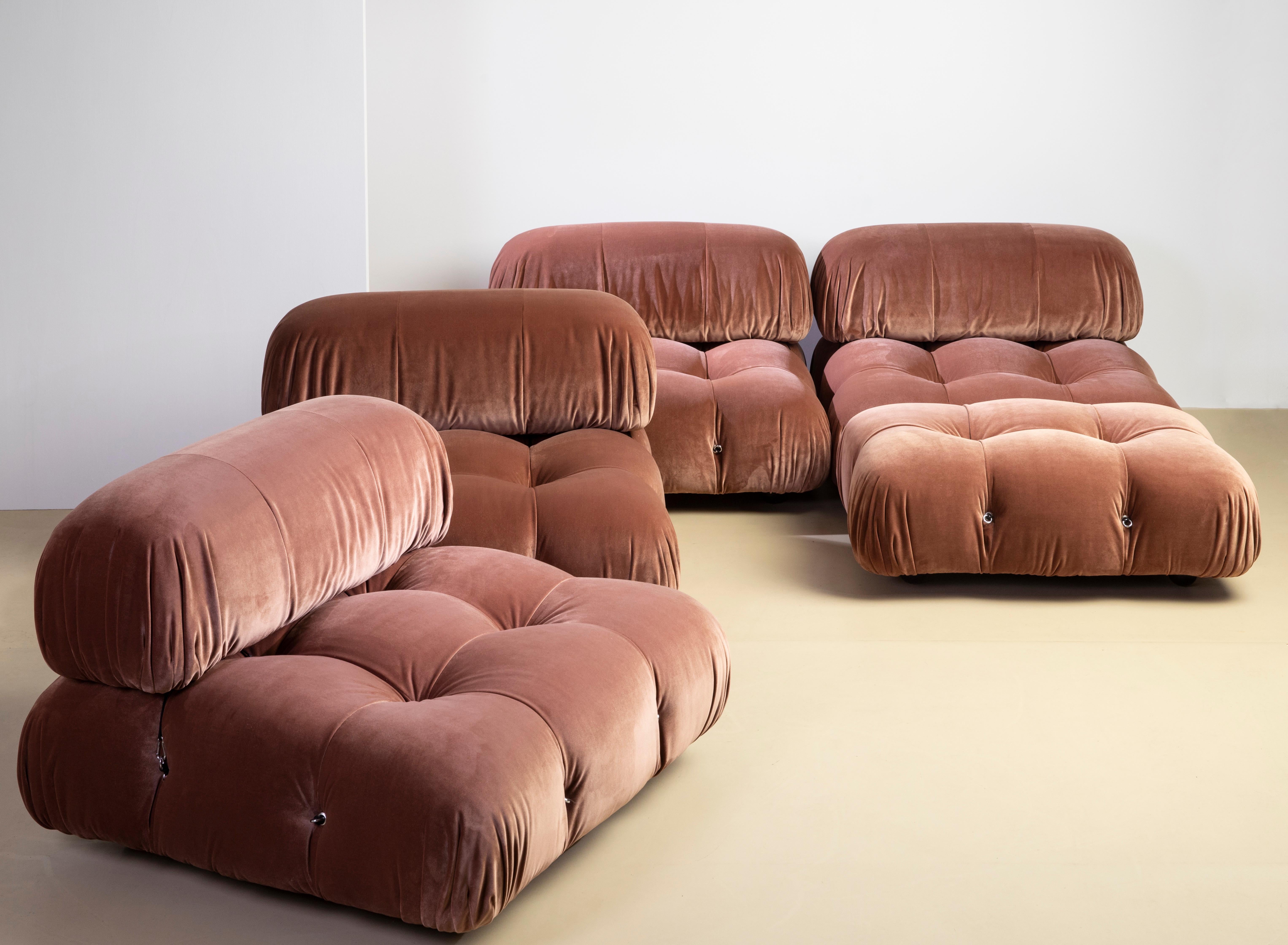 Wunderschönes Sofa Camaleonda, entworfen von Mario Bellini für C&B in den frühen 1970er Jahren, dies ist eine Erstausgabe. Das Sofa, das mit einem wunderschönen altrosa Baumwollsamt bezogen ist, besteht aus fünf Modulen, vier Sitzplätzen und einer