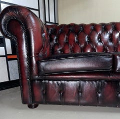 Divano Chesterfield in pelle e legno, Inghilterra, anni '70