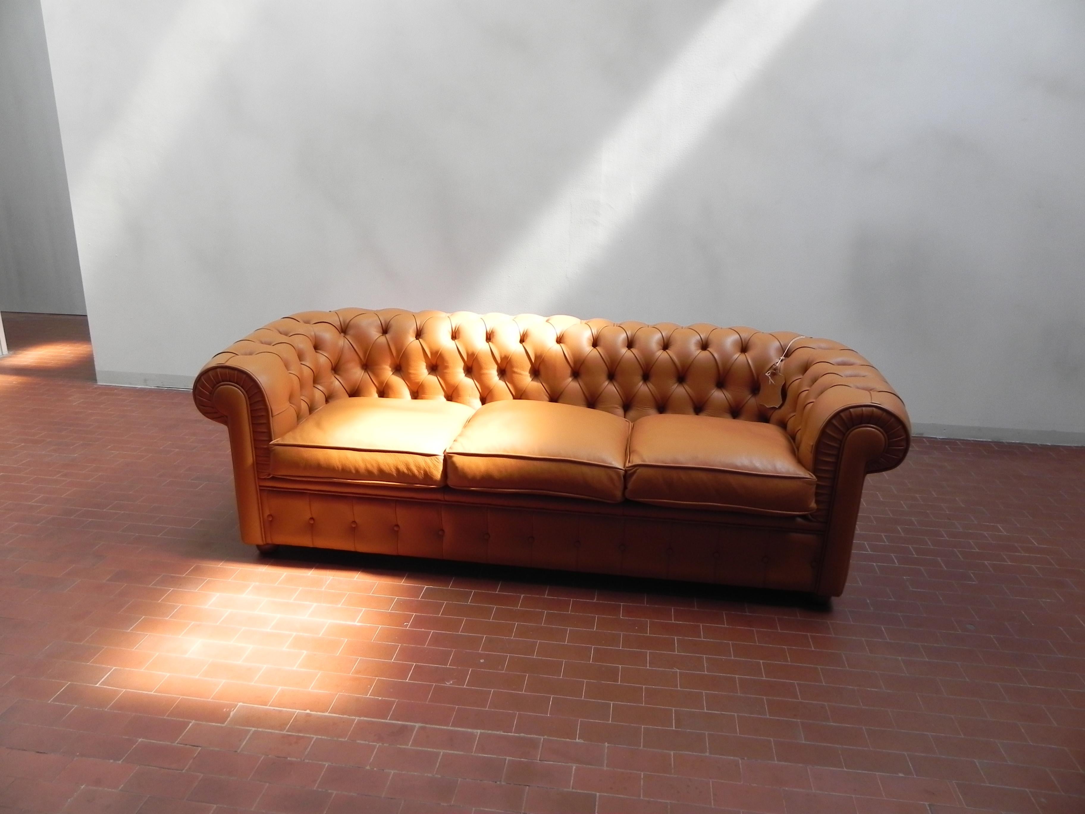 Divano Chesterfield in Vera Pelle, Qualita' Italiana For Sale 2