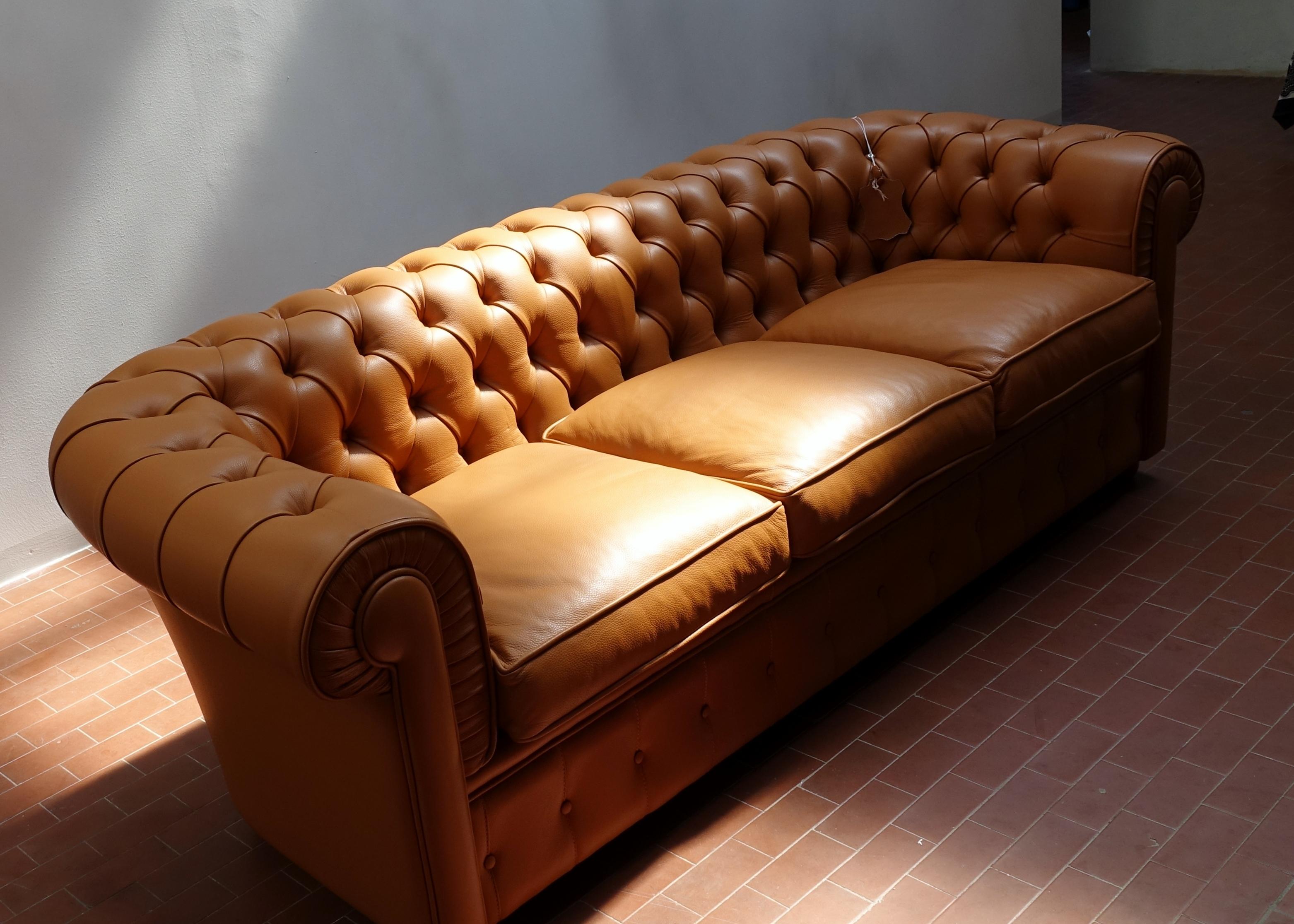 Contemporary Divano Chesterfield in Vera Pelle, Qualita' Italiana For Sale