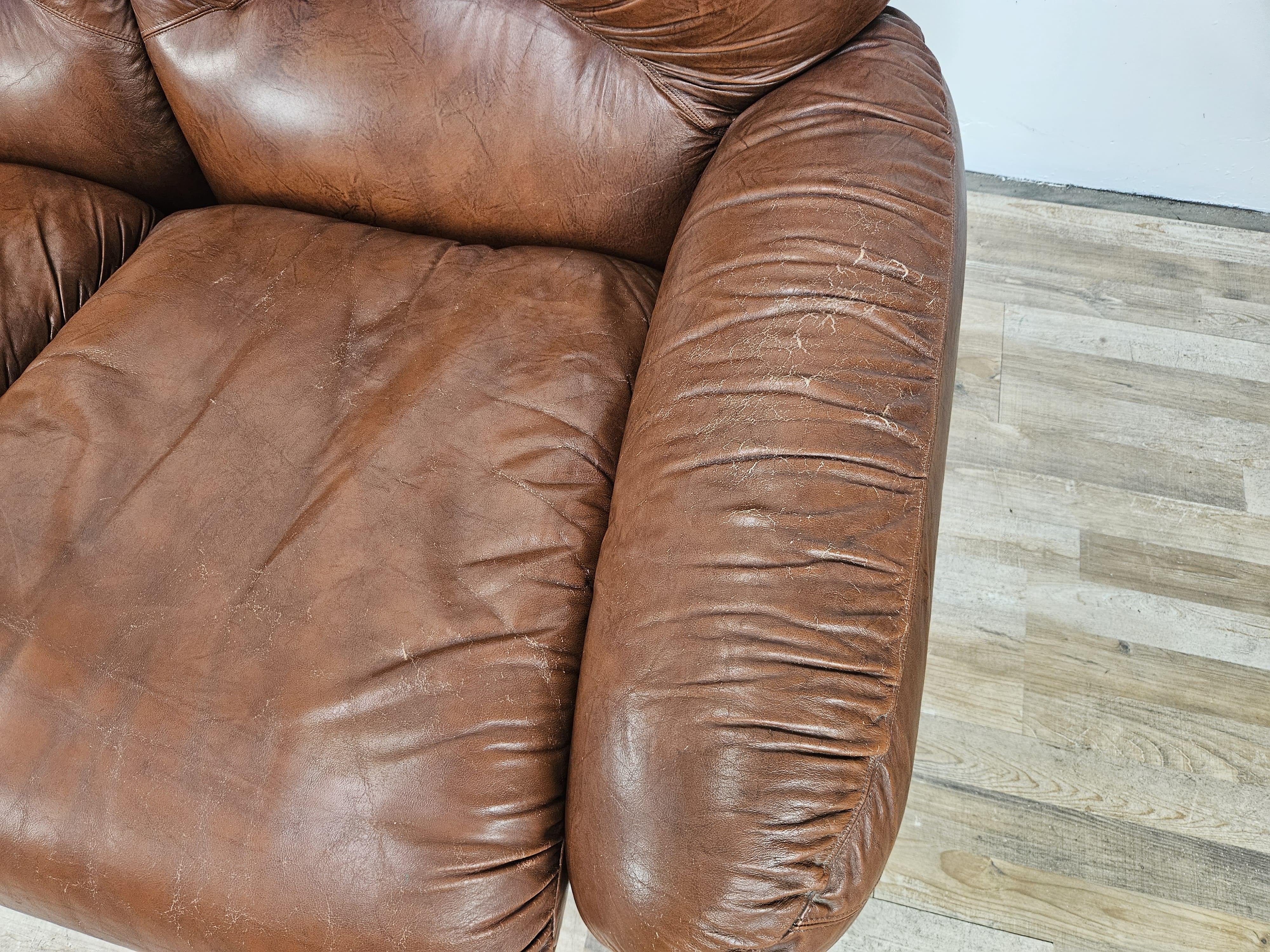 1970er Mid-Century-Sofa aus braunem Leder, dreisitzig, Club im Angebot 4