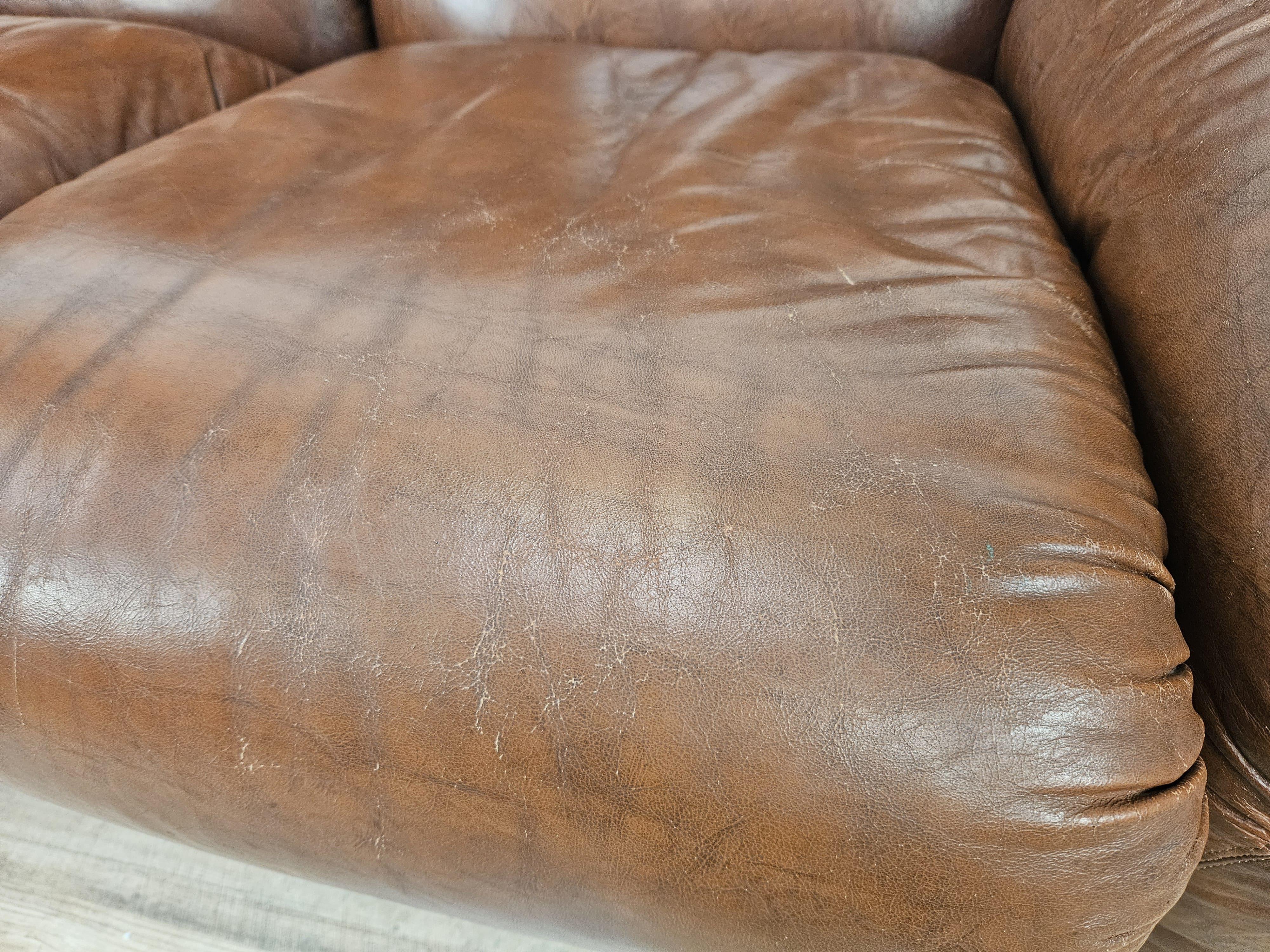 1970er Mid-Century-Sofa aus braunem Leder, dreisitzig, Club im Angebot 6