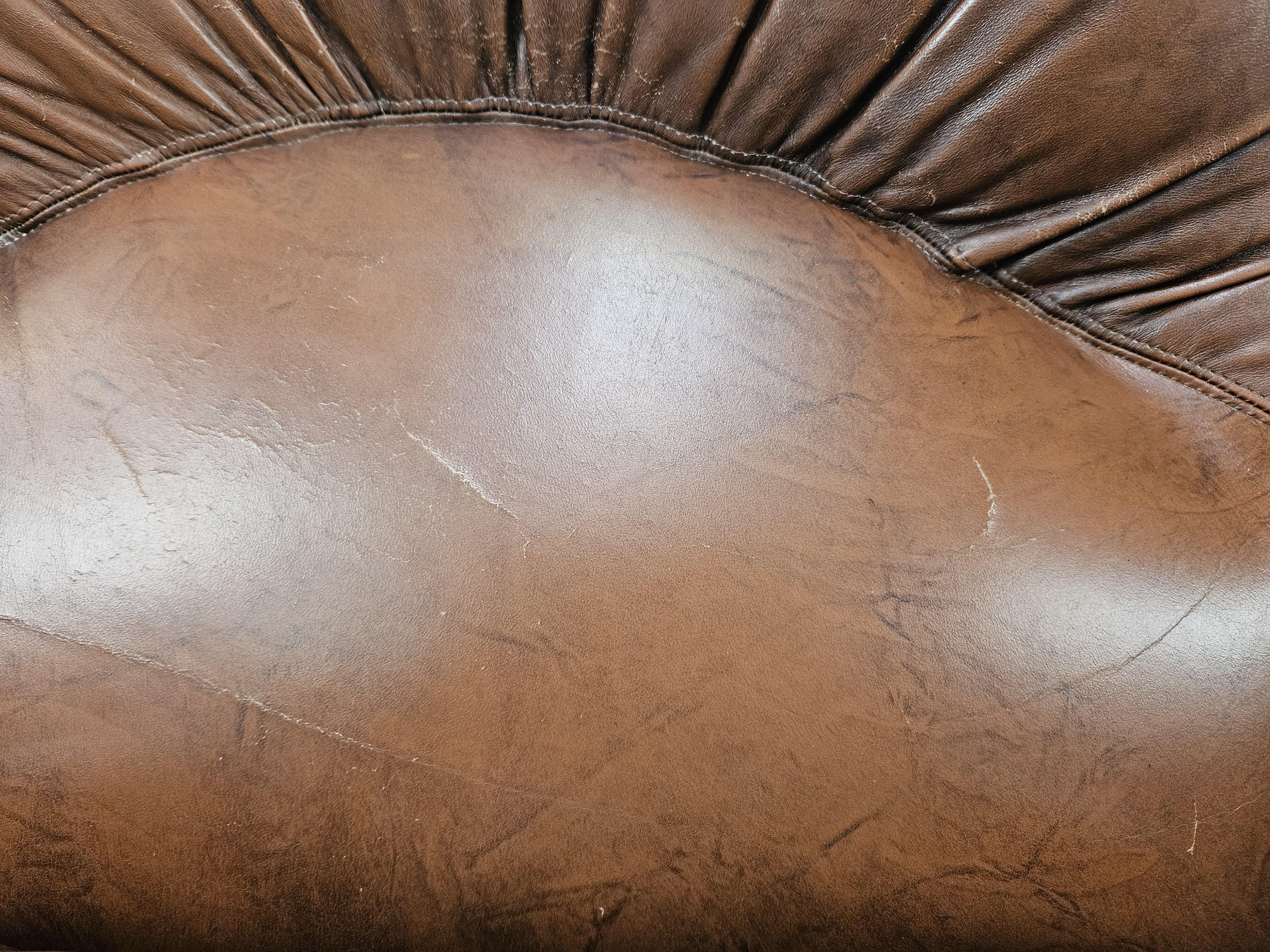 1970er Mid-Century-Sofa aus braunem Leder, dreisitzig, Club im Angebot 11