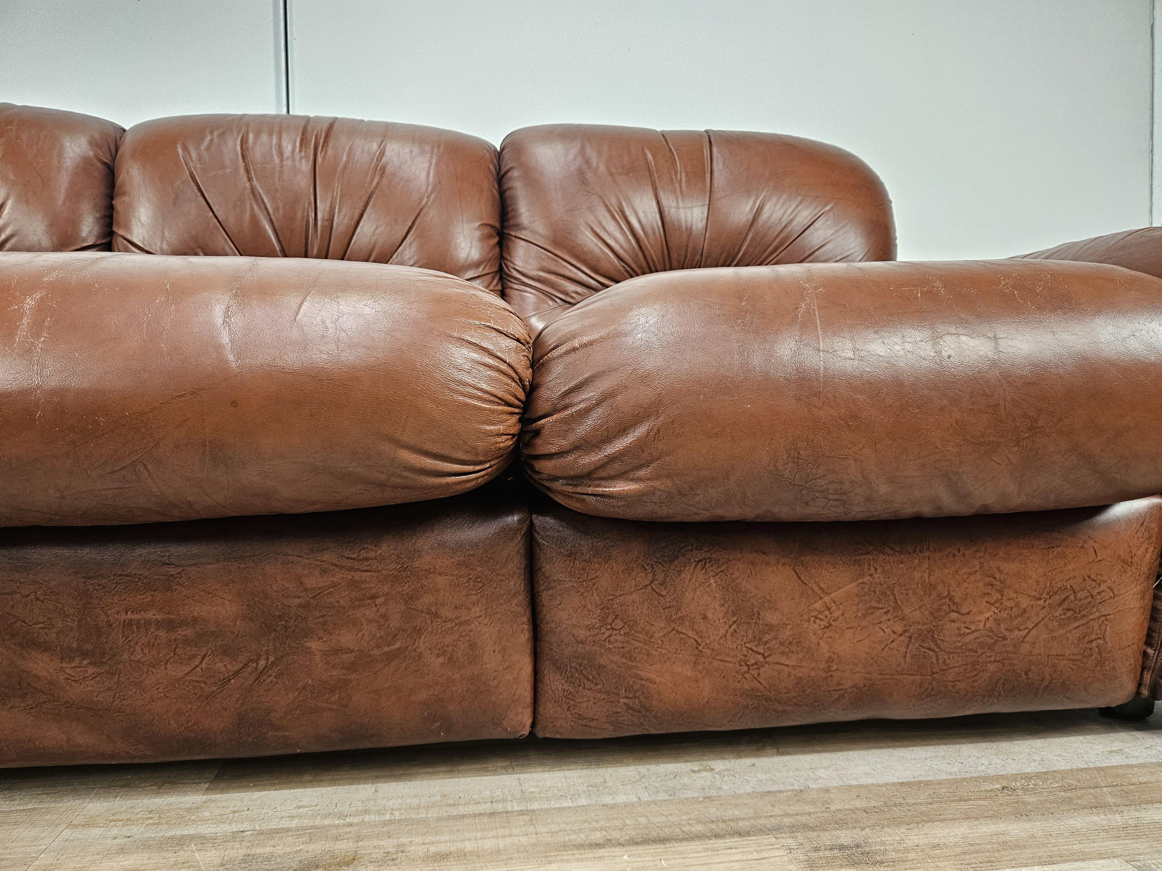 1970er Mid-Century-Sofa aus braunem Leder, dreisitzig, Club im Angebot 12