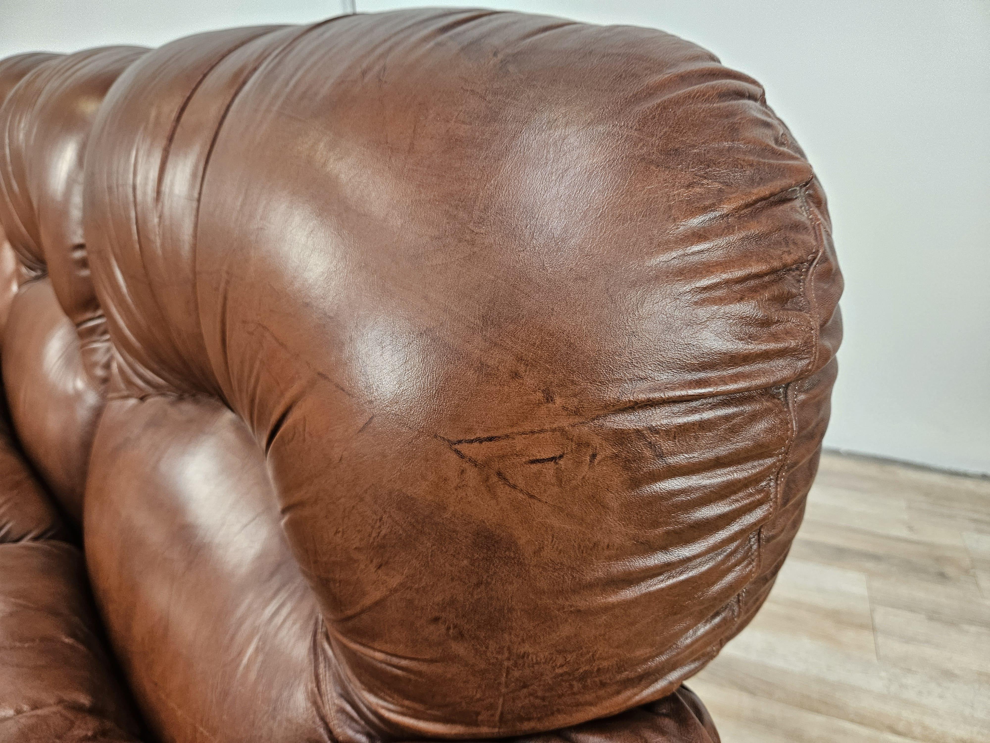 1970er Mid-Century-Sofa aus braunem Leder, dreisitzig, Club im Angebot 13