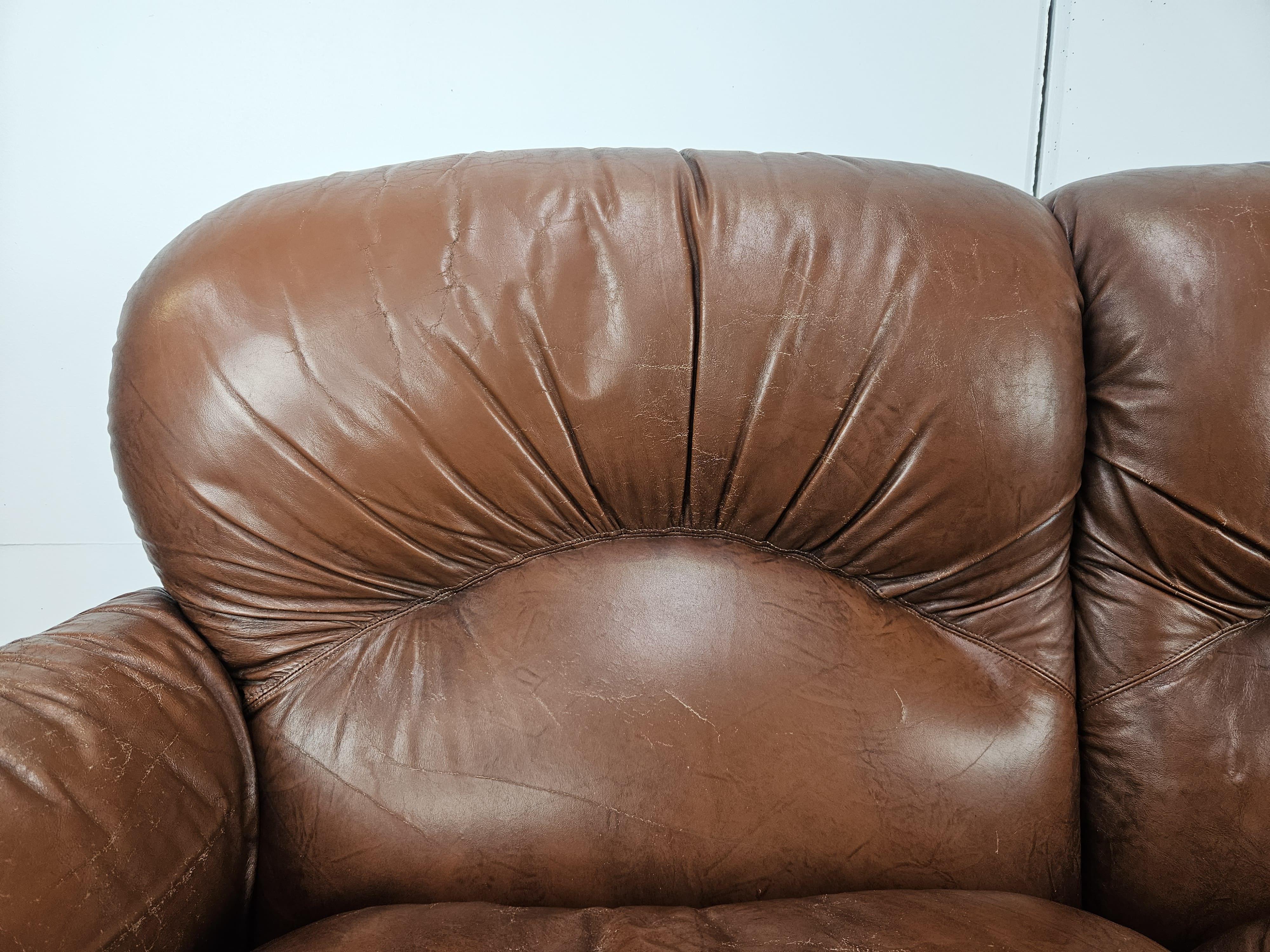 1970er Mid-Century-Sofa aus braunem Leder, dreisitzig, Club (Italian) im Angebot