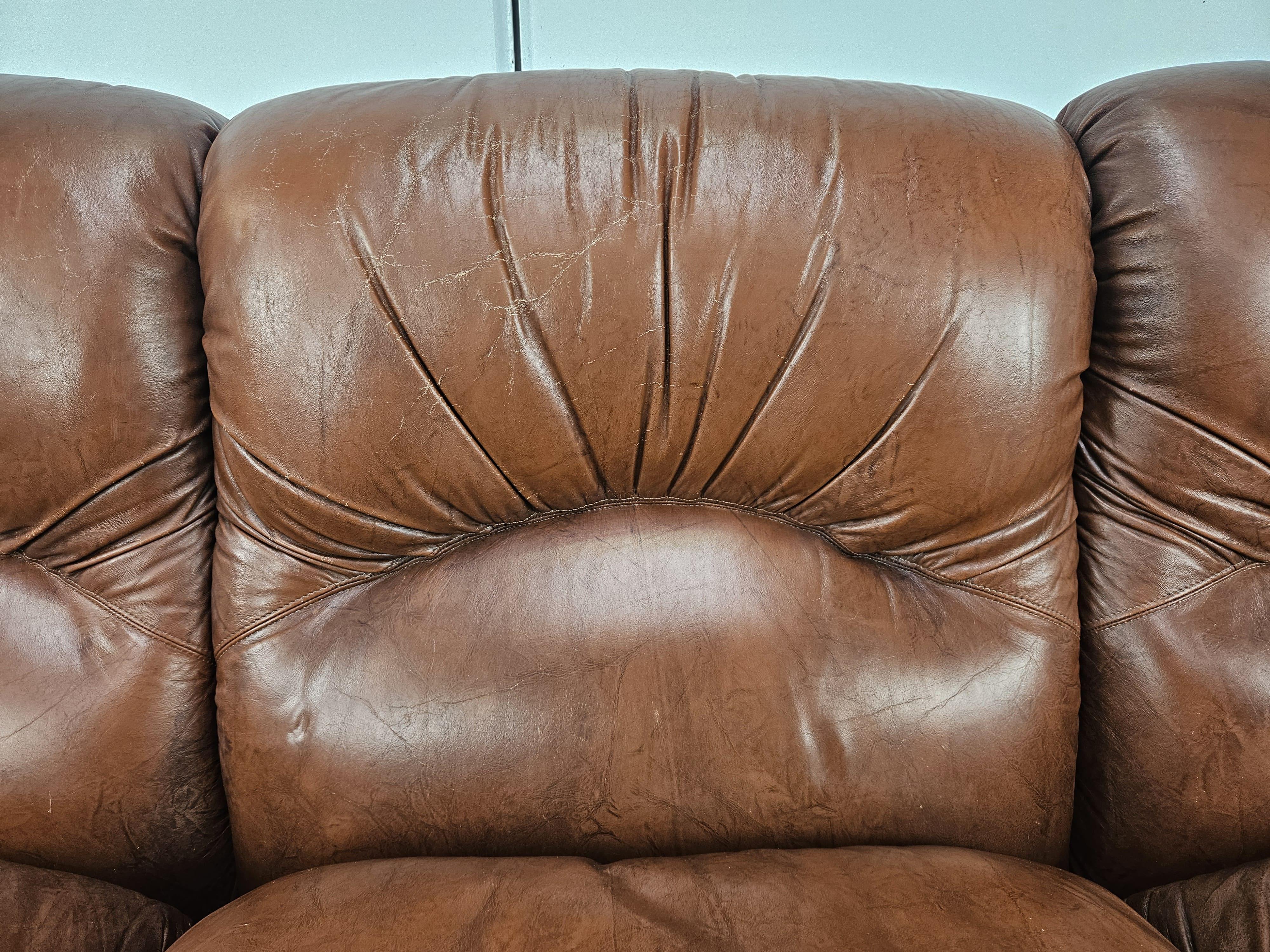 1970er Mid-Century-Sofa aus braunem Leder, dreisitzig, Club im Zustand „Gut“ im Angebot in Premariacco, IT