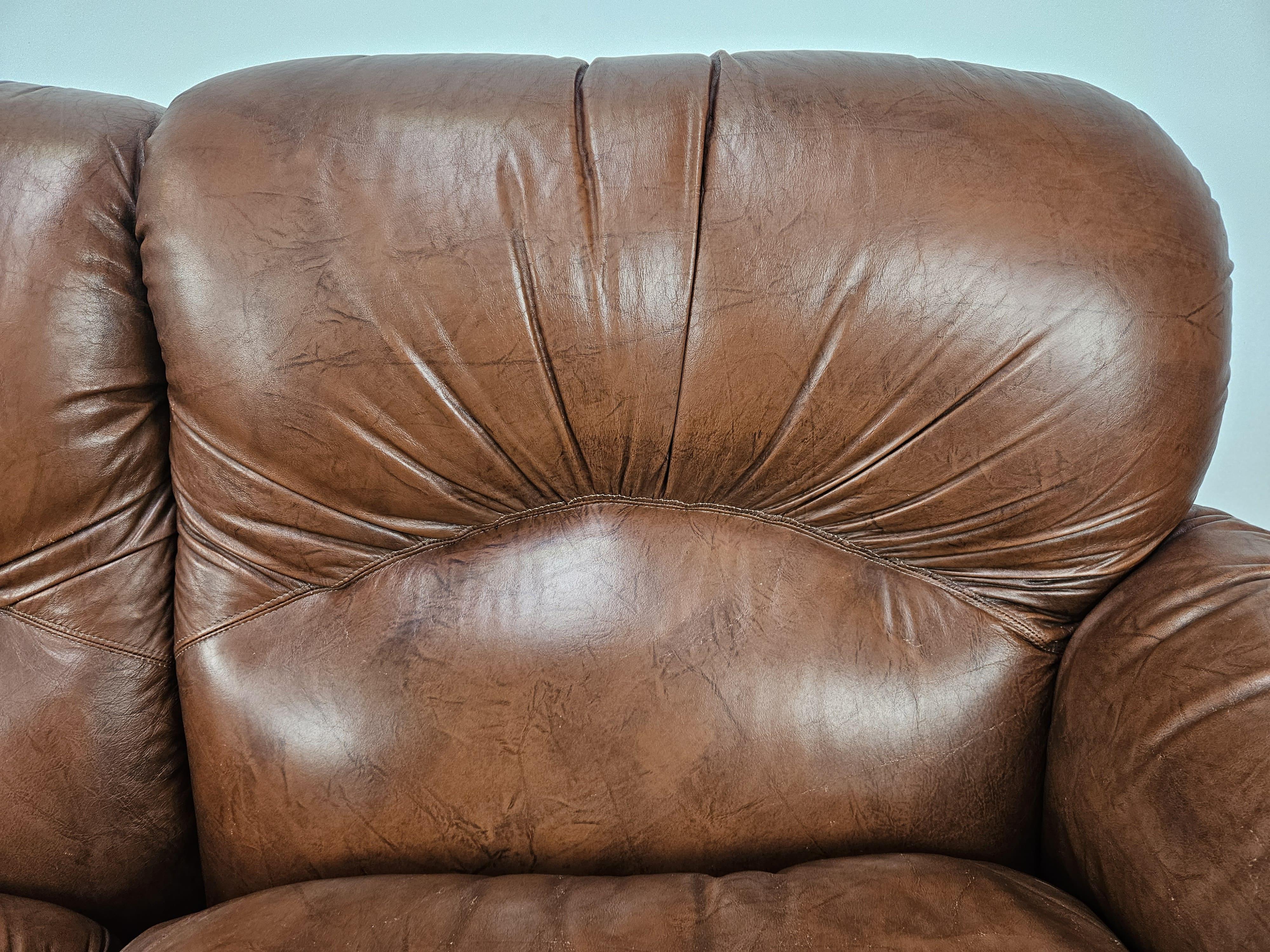 1970er Mid-Century-Sofa aus braunem Leder, dreisitzig, Club (Late 20th Century) im Angebot