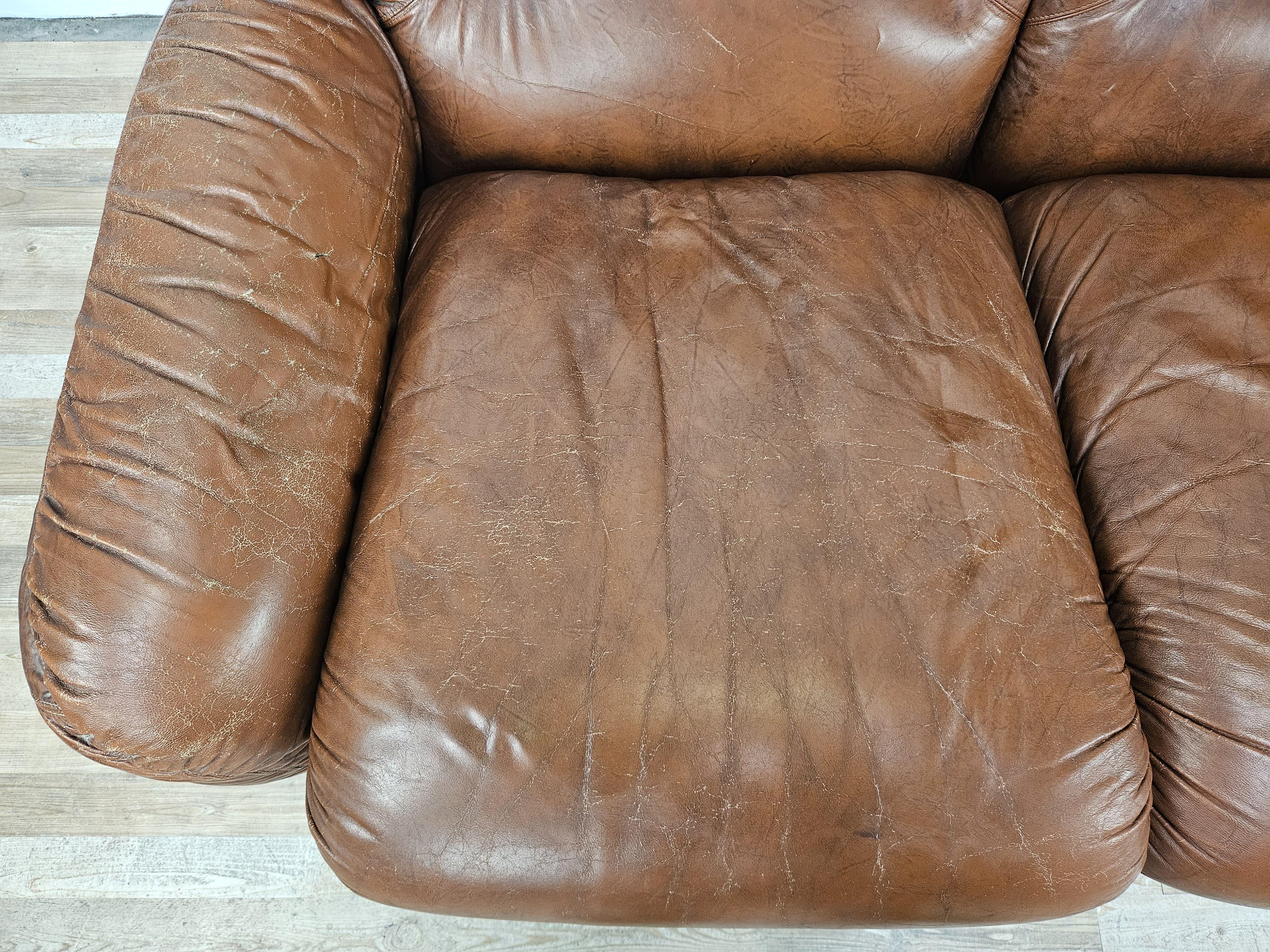 1970er Mid-Century-Sofa aus braunem Leder, dreisitzig, Club im Angebot 1