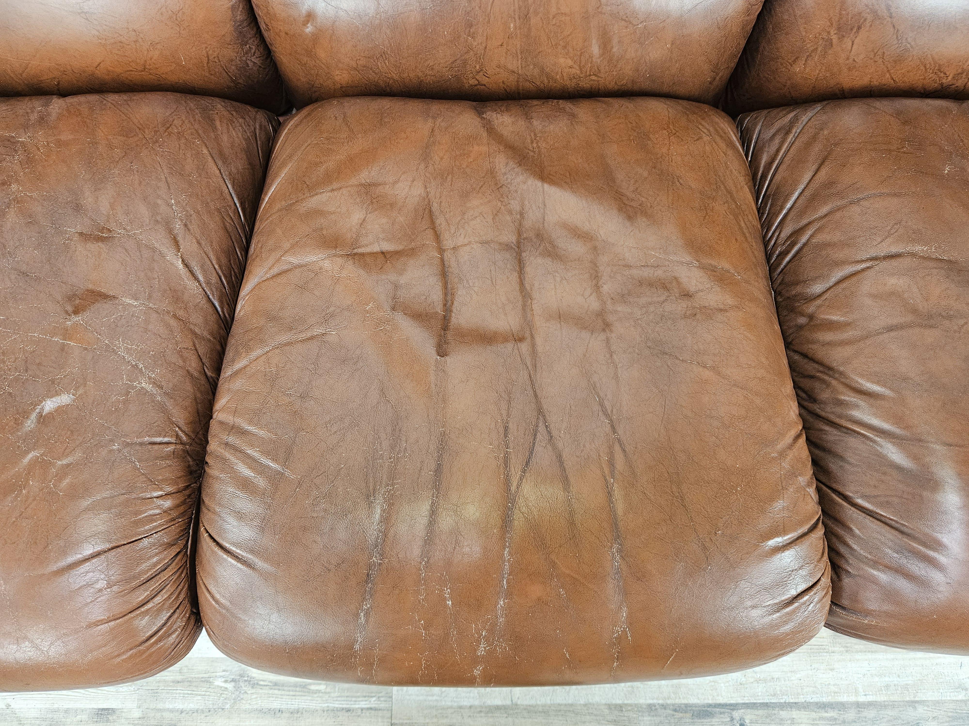 1970er Mid-Century-Sofa aus braunem Leder, dreisitzig, Club im Angebot 2