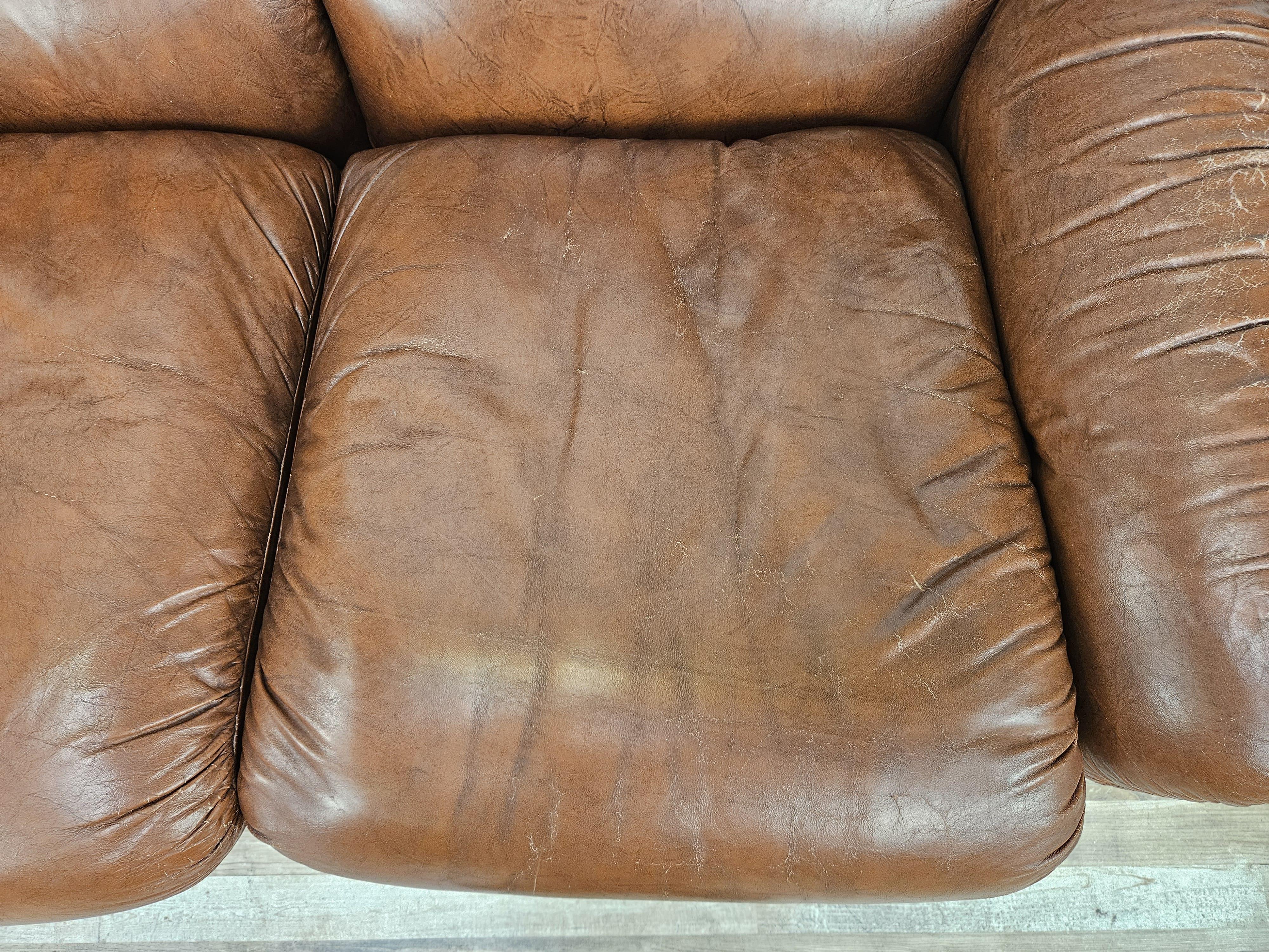 1970er Mid-Century-Sofa aus braunem Leder, dreisitzig, Club im Angebot 3