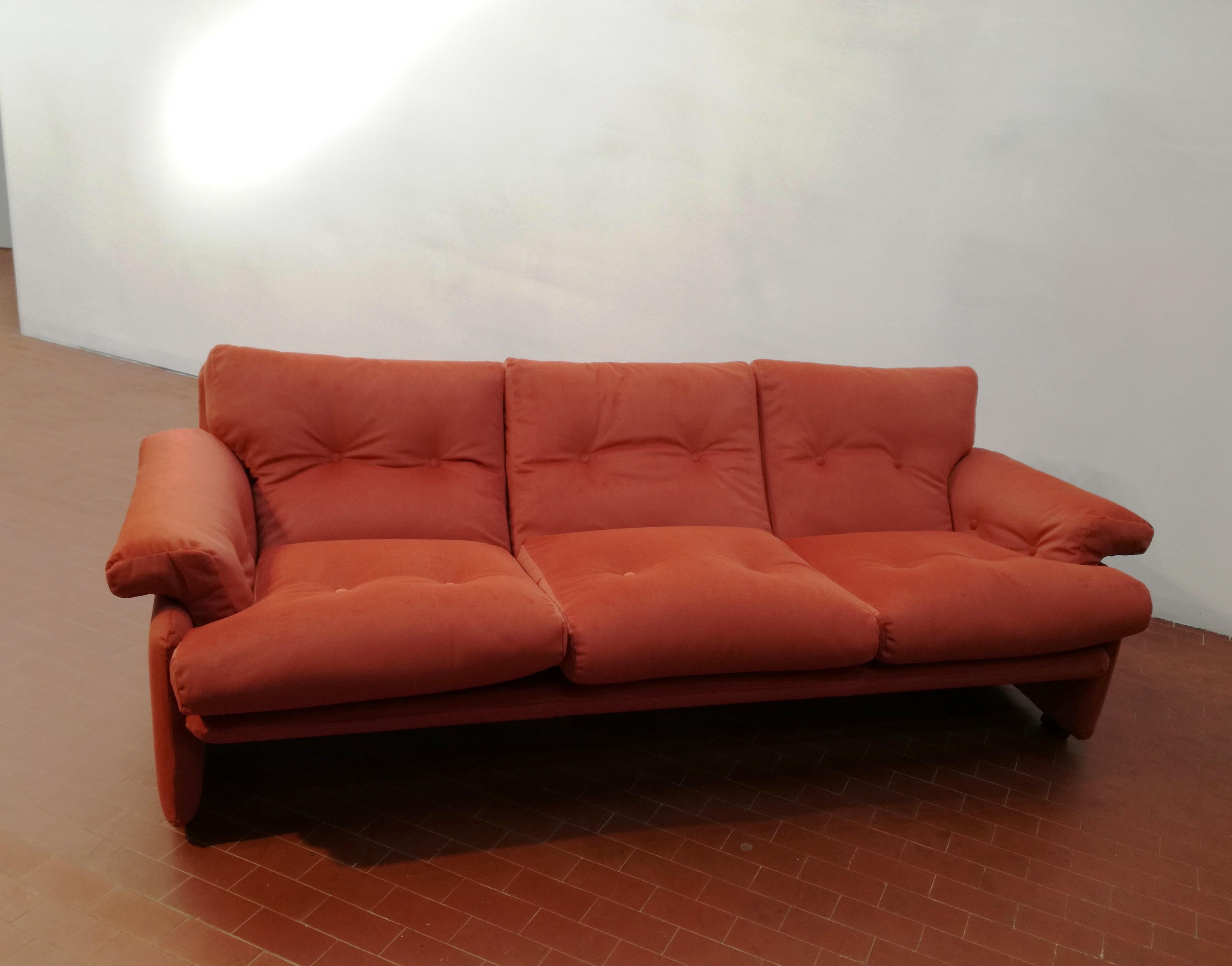 Divano 3 posti B&B Italia, disegno di Afra e Tobia Scarpa anni 60. il divano e' stato rifatto nell'imbottitura dei cuscini e braccioli e rivestito a nuovo. il tessuto e' un vellutino colore mattone/arancio. con trattamento antimacchia