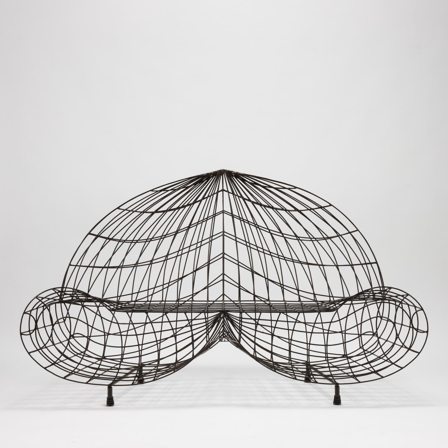 Canapé à deux places conçu et fabriqué par Anacleto Spazzapan en soudant une tige de fer et en l'émaillant ensuite en noir pour lui donner la forme d'un cœur, d'où son nom. Cette chaise porte les initiales de l'artiste et appartient à la série