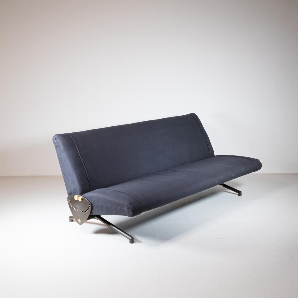 Icónico sofá 'D70' en tela azul, creado por Osvaldo Borsani para Tecno en 1970. Este extraordinario mueble encarna la elegancia atemporal del diseño italiano, combinando confort y estilo en uno. El sofá 