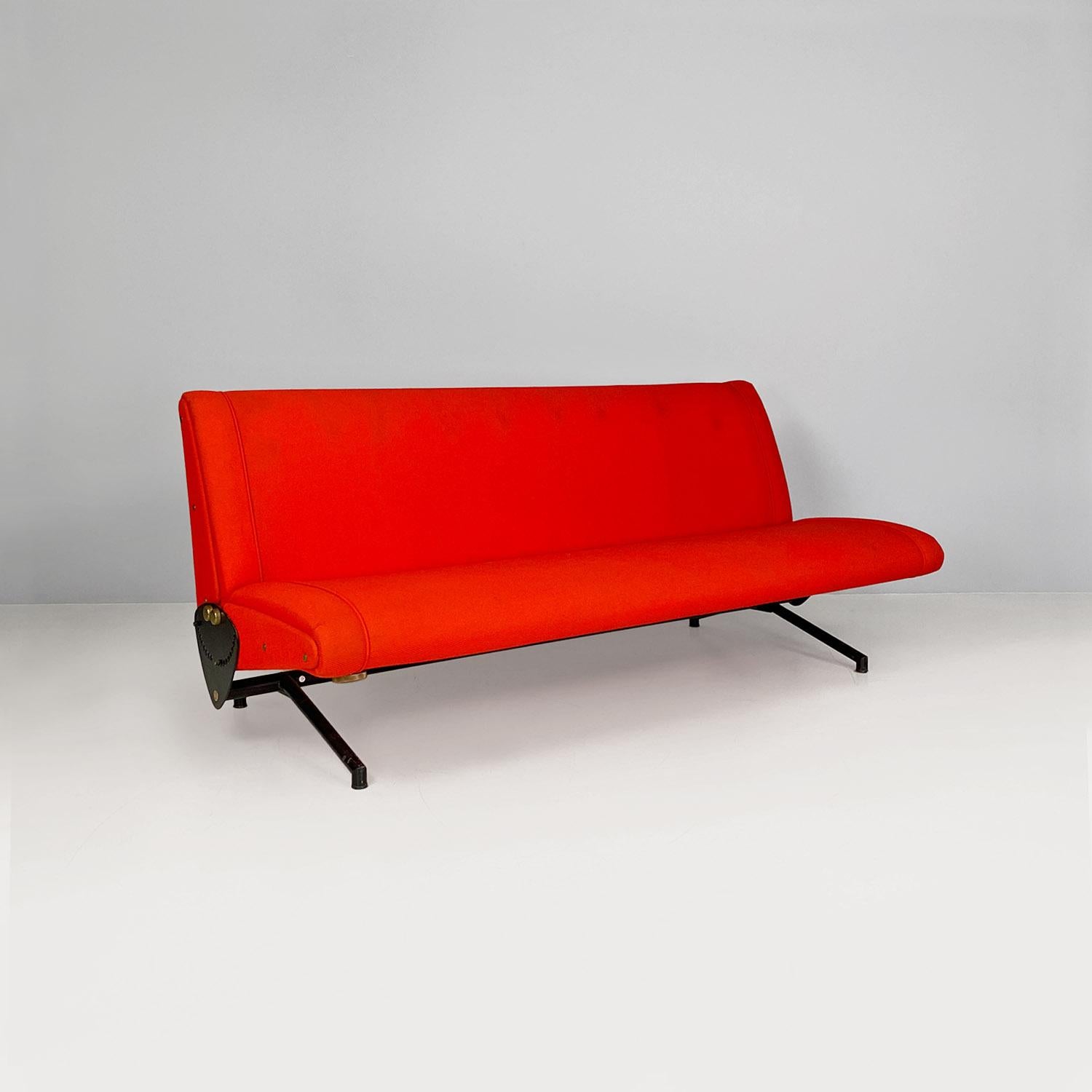 Divano modello D70, con seduta rettangolare imbottita in poliuretano espanso rivestito con tessuto rosso brillante e con struttura di base in metallo verniciato nero. La particolarità di questo divano è di essere ad ali mobili, ovvero il meccanismo