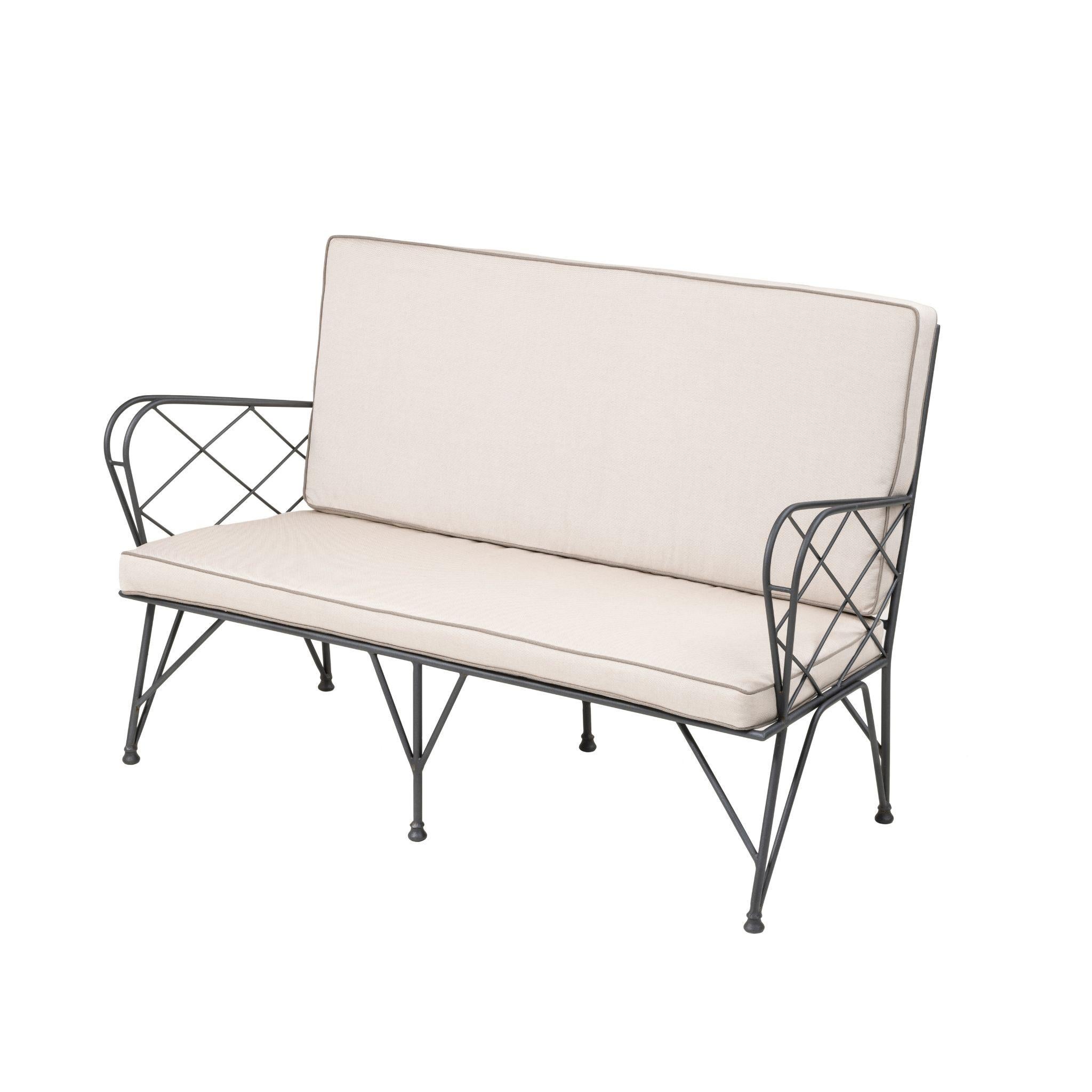 Fabricado con materiales de alta calidad, este sofá ofrece un lugar acogedor para relajarse y entretenerse al aire libre. Añada un toque de elegancia a su patio o jardín con nuestro sofá de hierro. Perfecto para crear un ambiente acogedor y acogedor