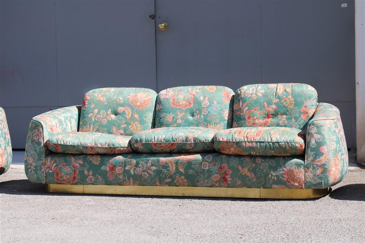 raro e Decorativo Divano  Base in Ottone e tessuto misto seta floreale, di eccellente qualità, design davvero straordinario e divertente.