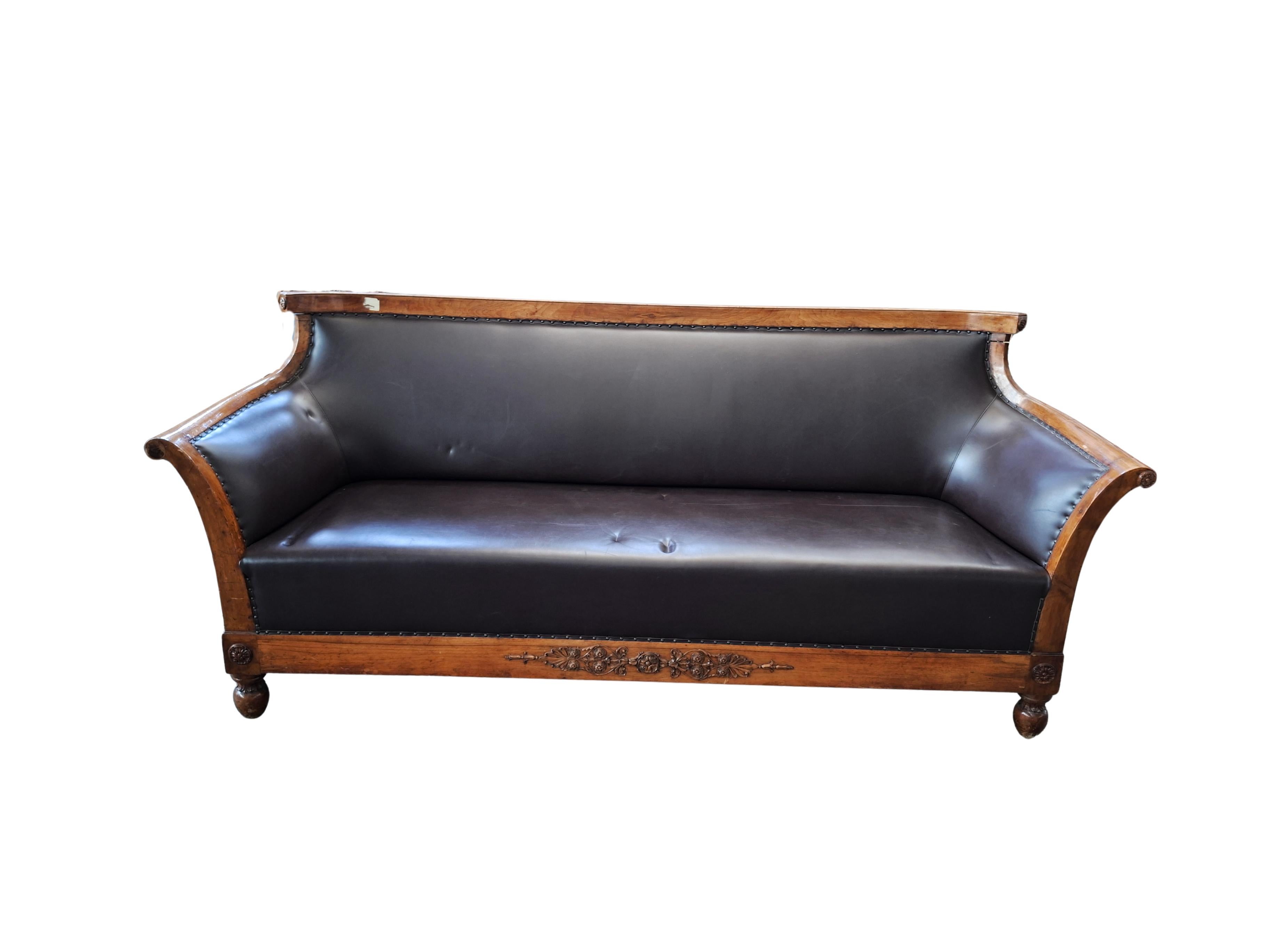 magnificent vintage sofa, a piece of high cabinetry with timeless charm.

This imposing sofa is a true statement piece that will add a touch of historic elegance and refined character to any living room, study or representative office. Its solid
