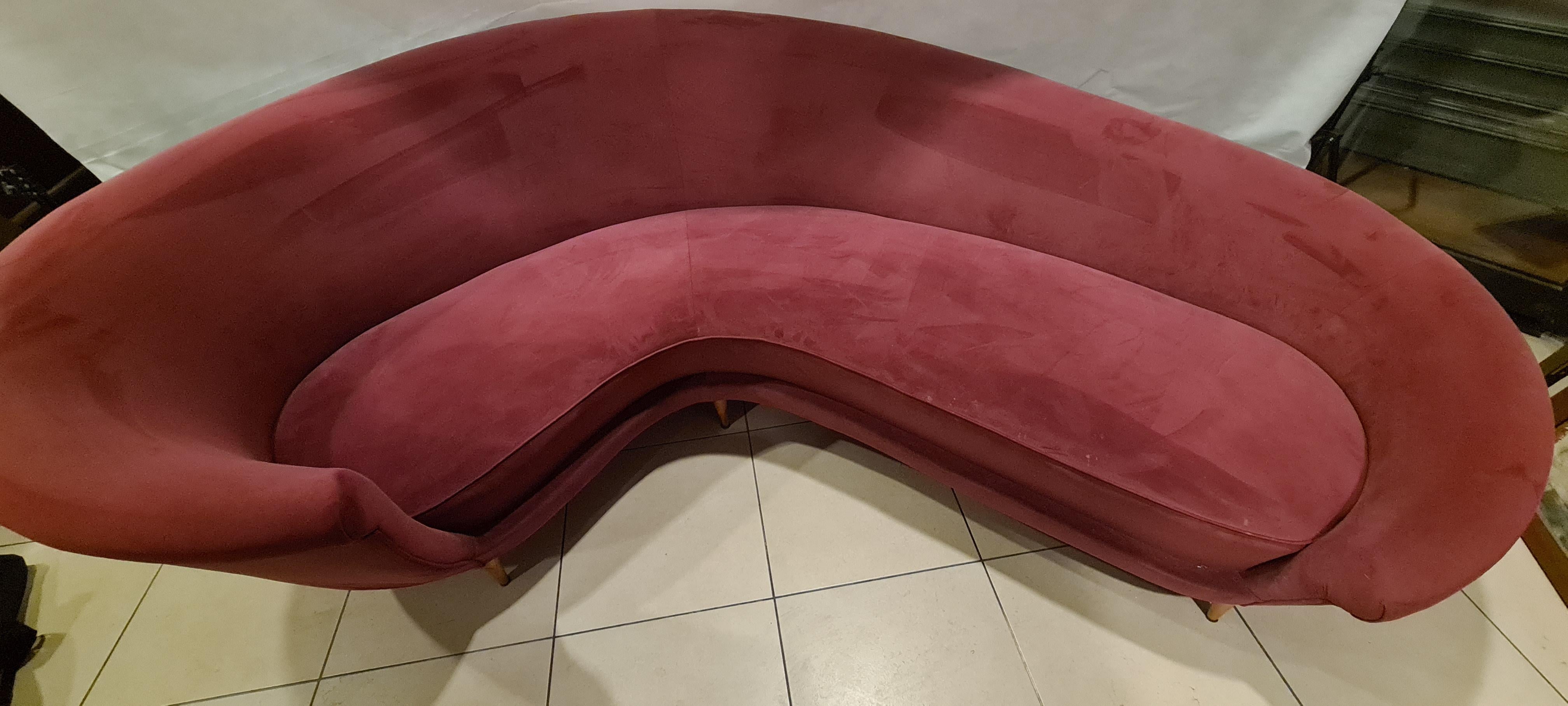 Geschwungenes Sofa, entworfen von Guglielmo Veronesi für Isa Bergamo.

Raffiniert und elegant mit einer weichen und geschwungenen Form, ist dieses Sofa ideal als zentrales Möbelstück, um Ihrem Wohnzimmer Bedeutung zu verleihen.

Hergestellt aus