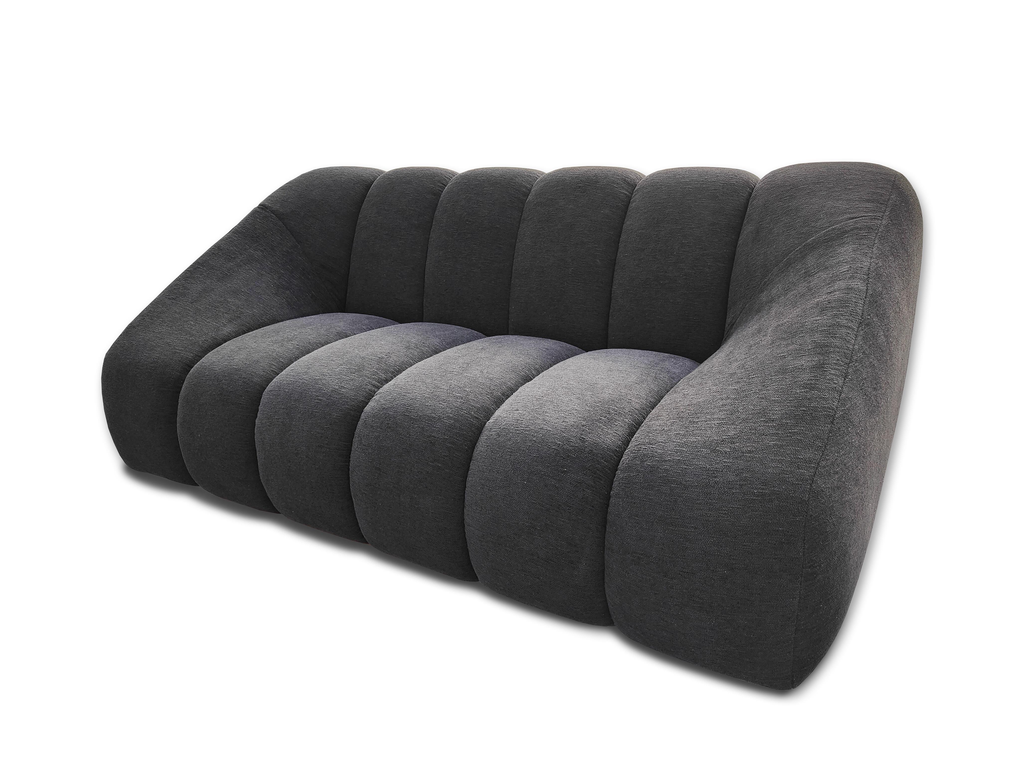 Das Sofa Di Nuovo nimmt die charakteristischen Linien des Designs der 1970er Jahre auf; es hat eine üppige und großzügige Form, mit einer breiten Sitzfläche und einer hohen Rückenlehne.
Der italienische Name steht für das, was dieses Sofa für den