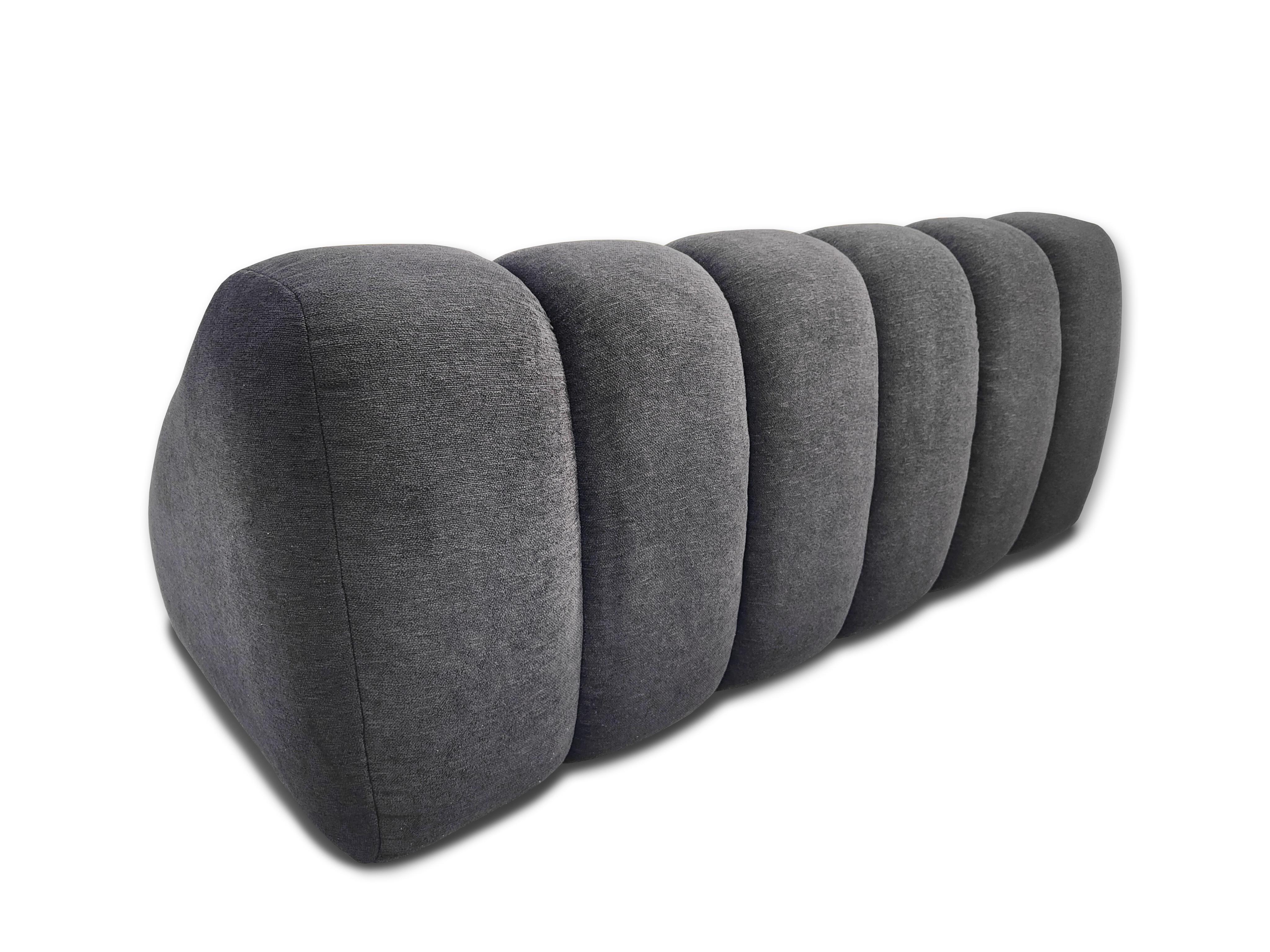 Modern NEW 2-seater sofa in black fabric. By Legame Italia For Sale