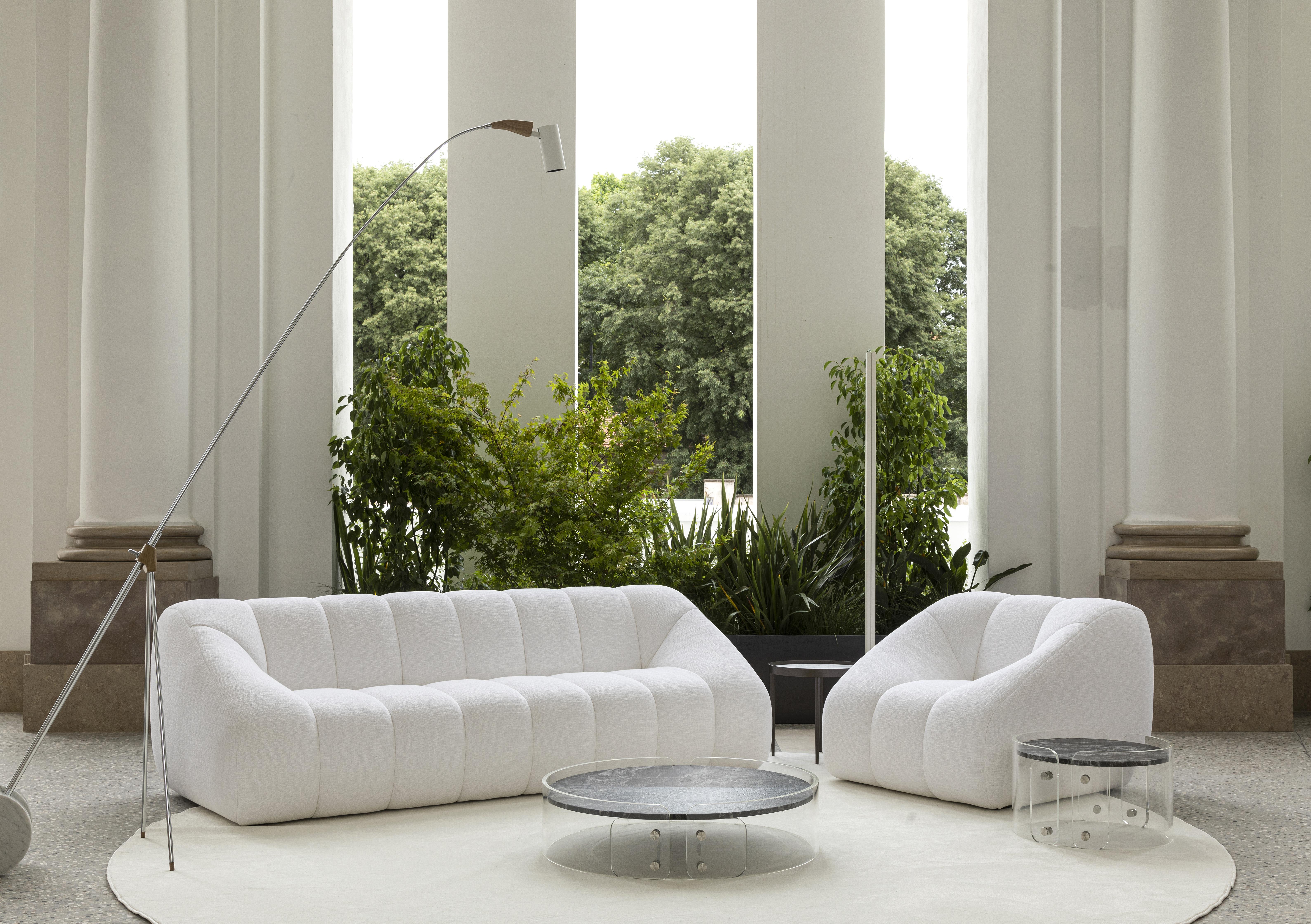 The Di Nuovo sofa echoes the characteristic lines of 1970s design; it has an abundant and generous shape, with a wide seat and high back.
The name in Italian is meant for what this sofa represents to designer Ricardo Antonio, a sofa that welcomes us