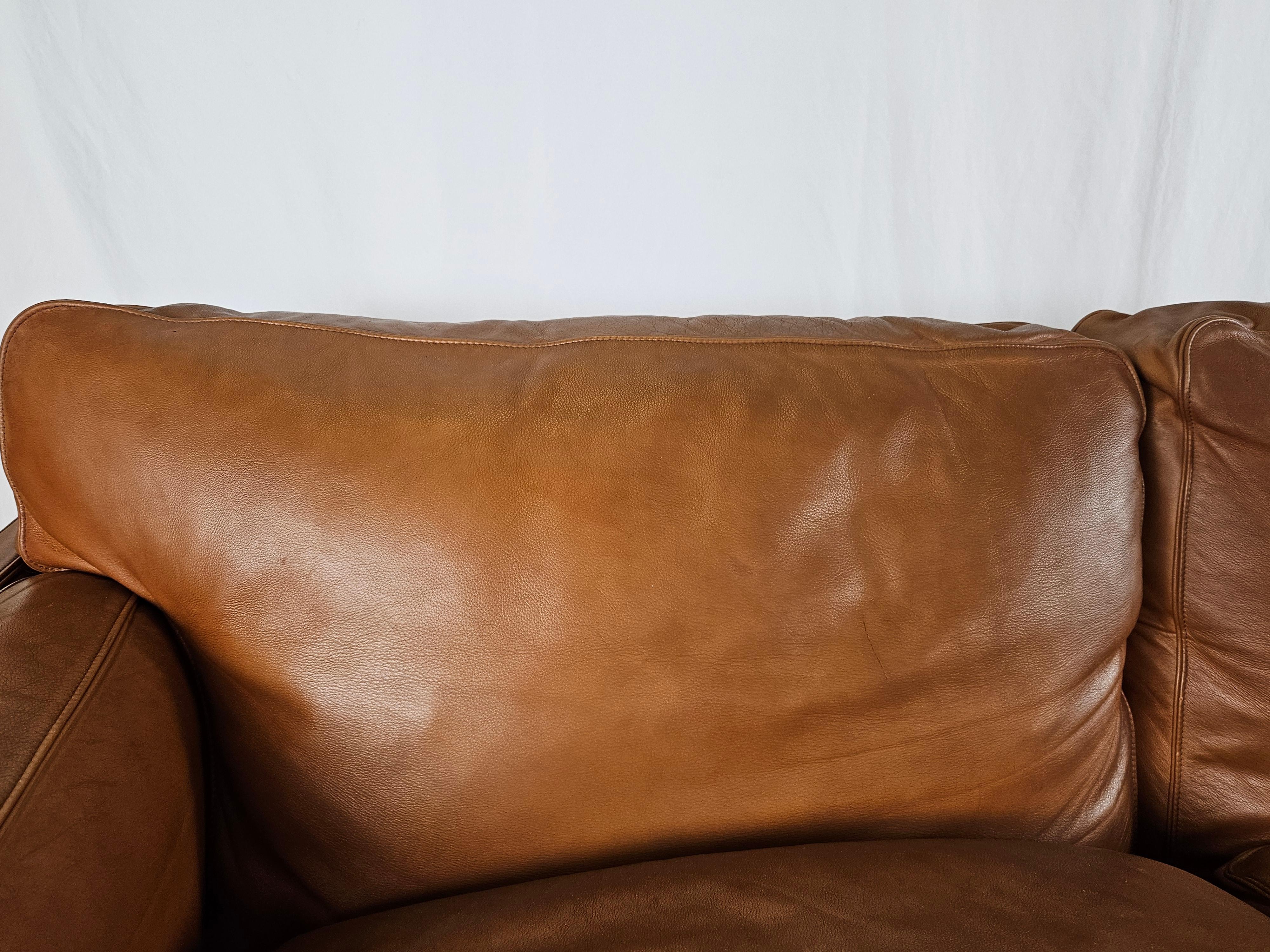Poltrona Frau three-seater 1970s sofa in cognac-colored leather In Good Condition For Sale In Premariacco, IT