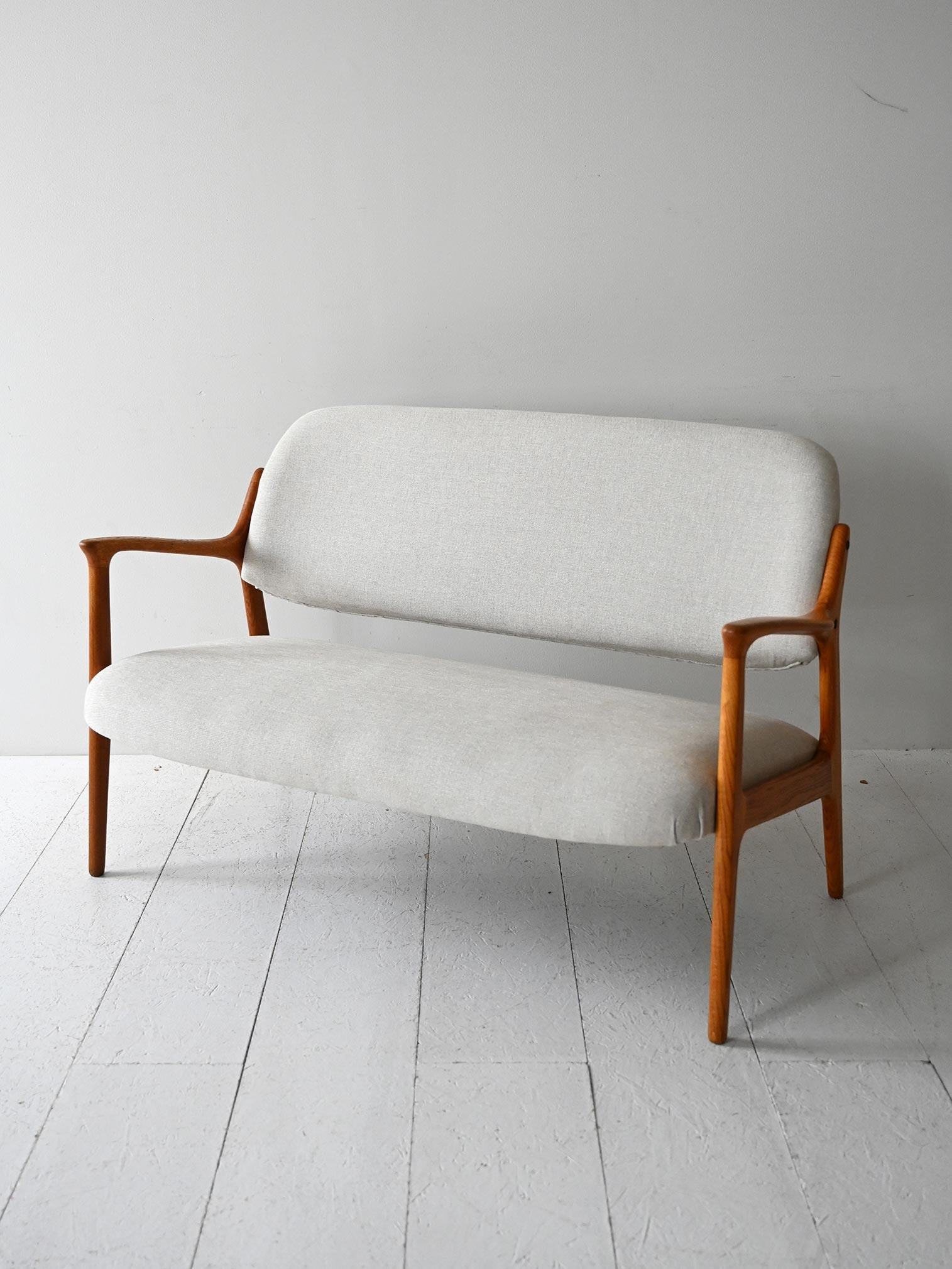 Canapé scandinave original des années 1950 fabriqué par Bröderna Andersson, retapissé en coton gris clair.

Modèle original 