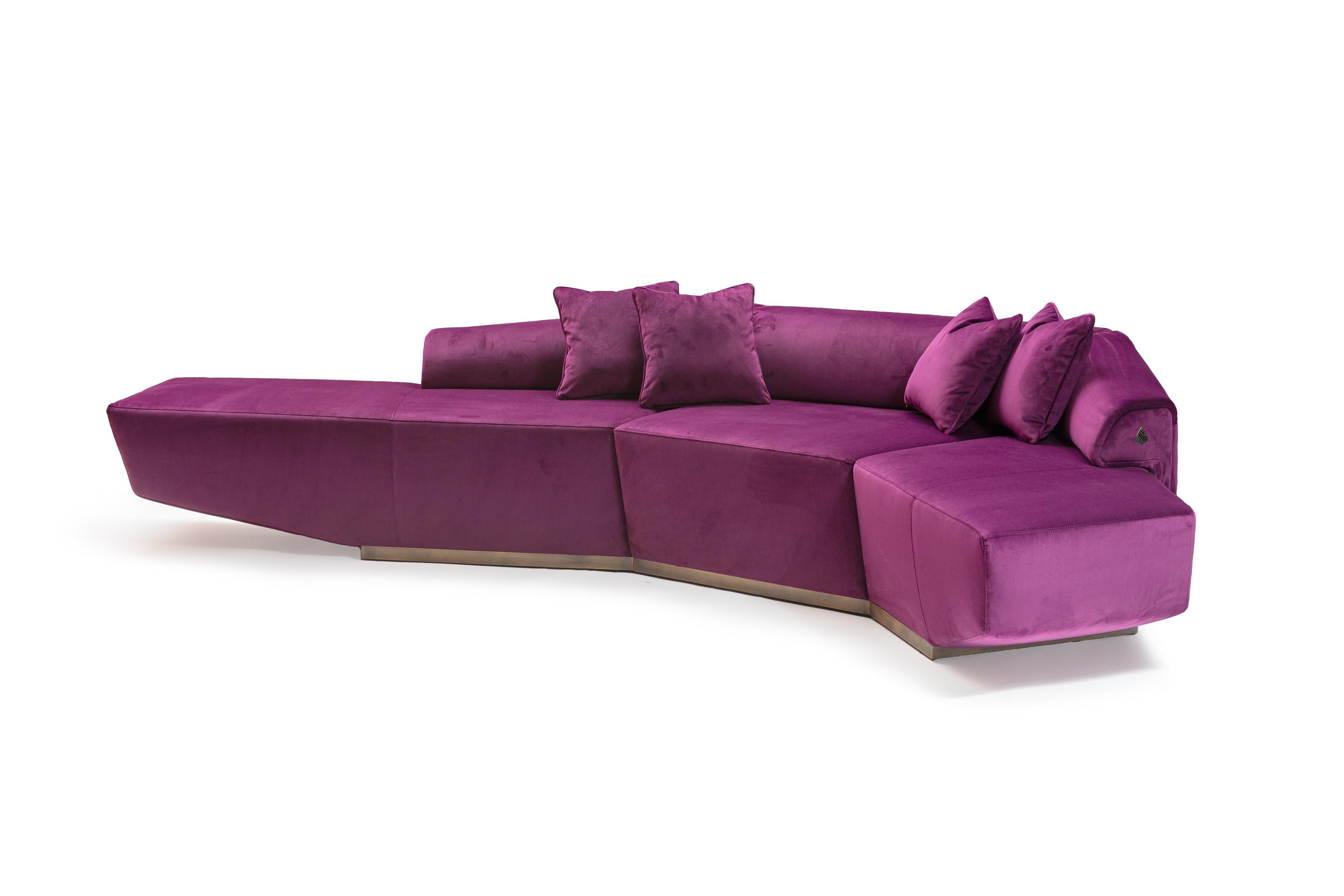Il divano Dubhè, unico nel suo genere, è un pezzo molto richiesto. Il divano i cui fianchi sono sollevati da terra, è il punto forte della collezione Supernova. Disponibile in velluto viola, è l'oggeto giusto e accattivante per un prodotto che