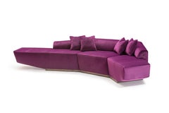 Divano Dubhè in velluto viola con base in metallo ottone anticato